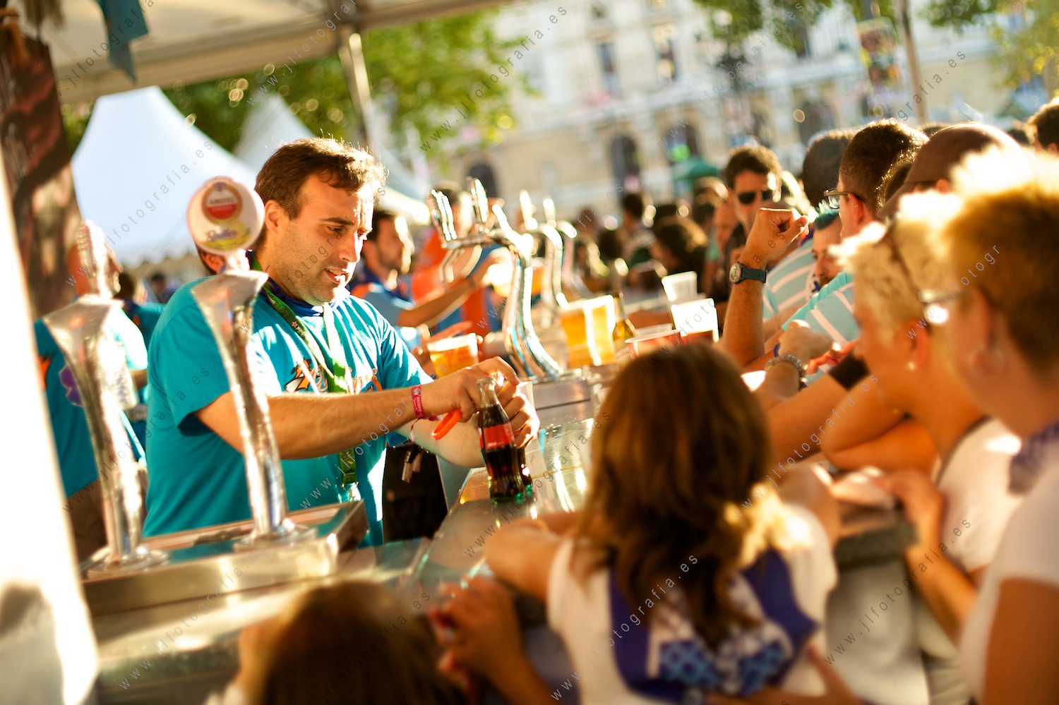 Aste Nagusia de Bilbao, en las txoznas los camareros no paran de servir katxis y refrescos