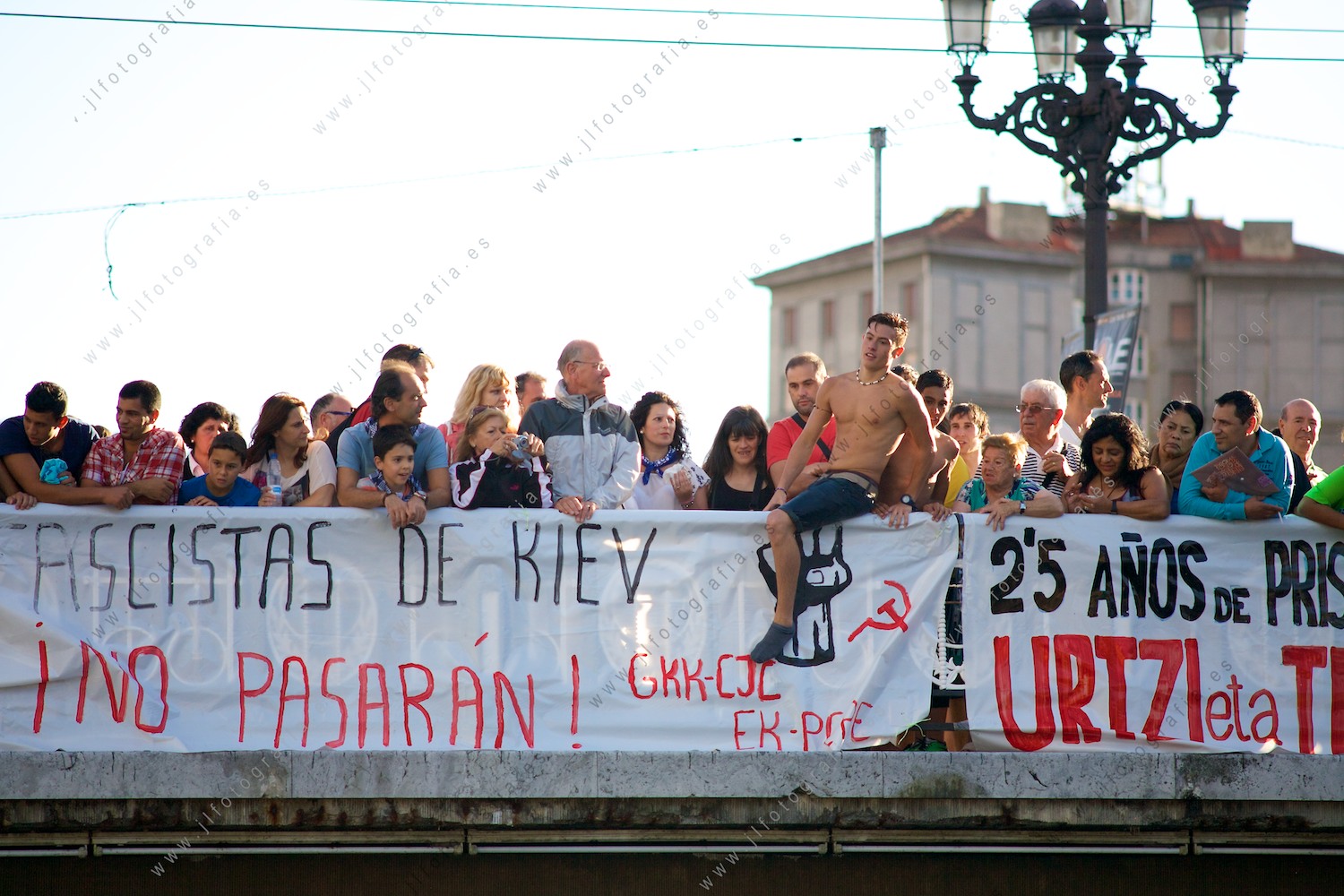 Aste Nagusia de Bilbao, un joven preparándose para saltar desde el puente del aArenal a la ría.