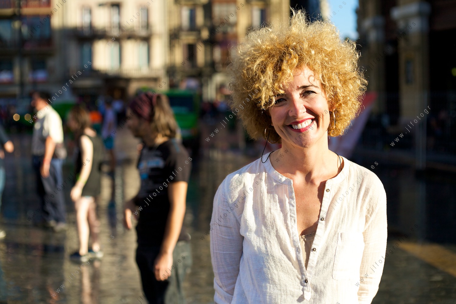 Aste Nagusia de Bilbao, retrato de plano medio de Maite Escarmendi en la plaza del Arriaga, tras haber informado para ETB