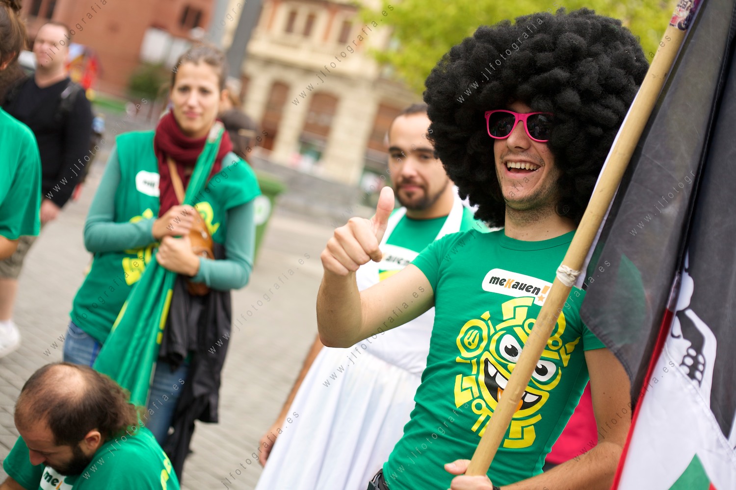 Aste Nagusia de Bilbao, joven disfrazado con la camiseta de la cuadrilla Mekauen! que tiene txozna en el Arenal