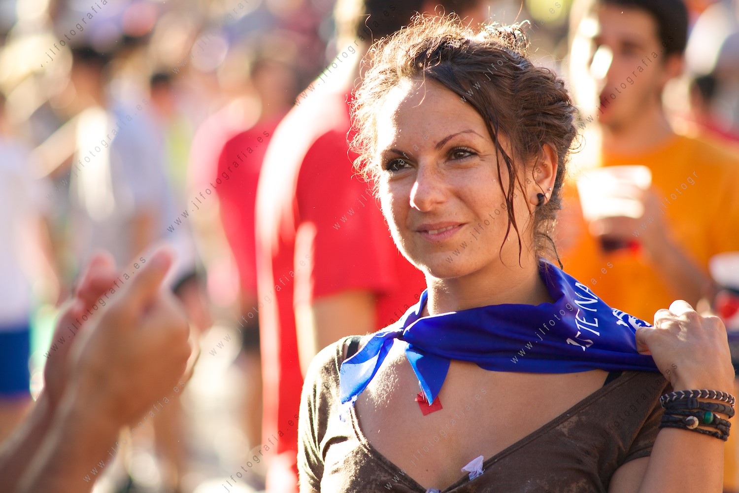 Aste Nagusia de Bilbao, jovencita preciosa empapada de las fiestas por la sidra