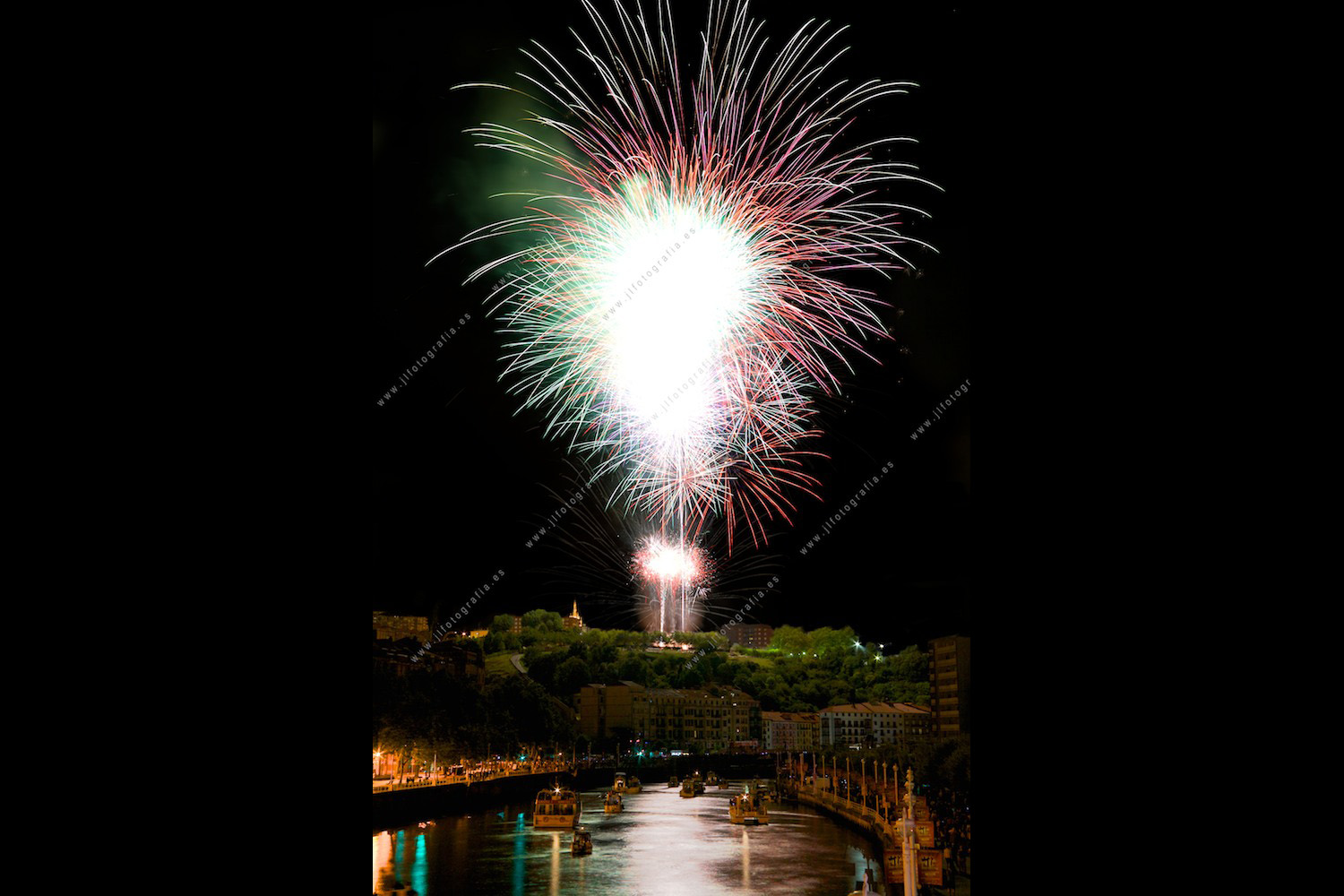 Aste nagusia de fiestas de Bilbao, fuegos artificiales desde la pasarela Calatrava