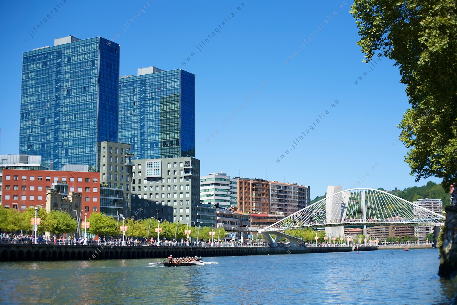 Aste Nagusia de Bilbao, skyline con la pasarela Calatrava y las torres Isozaki