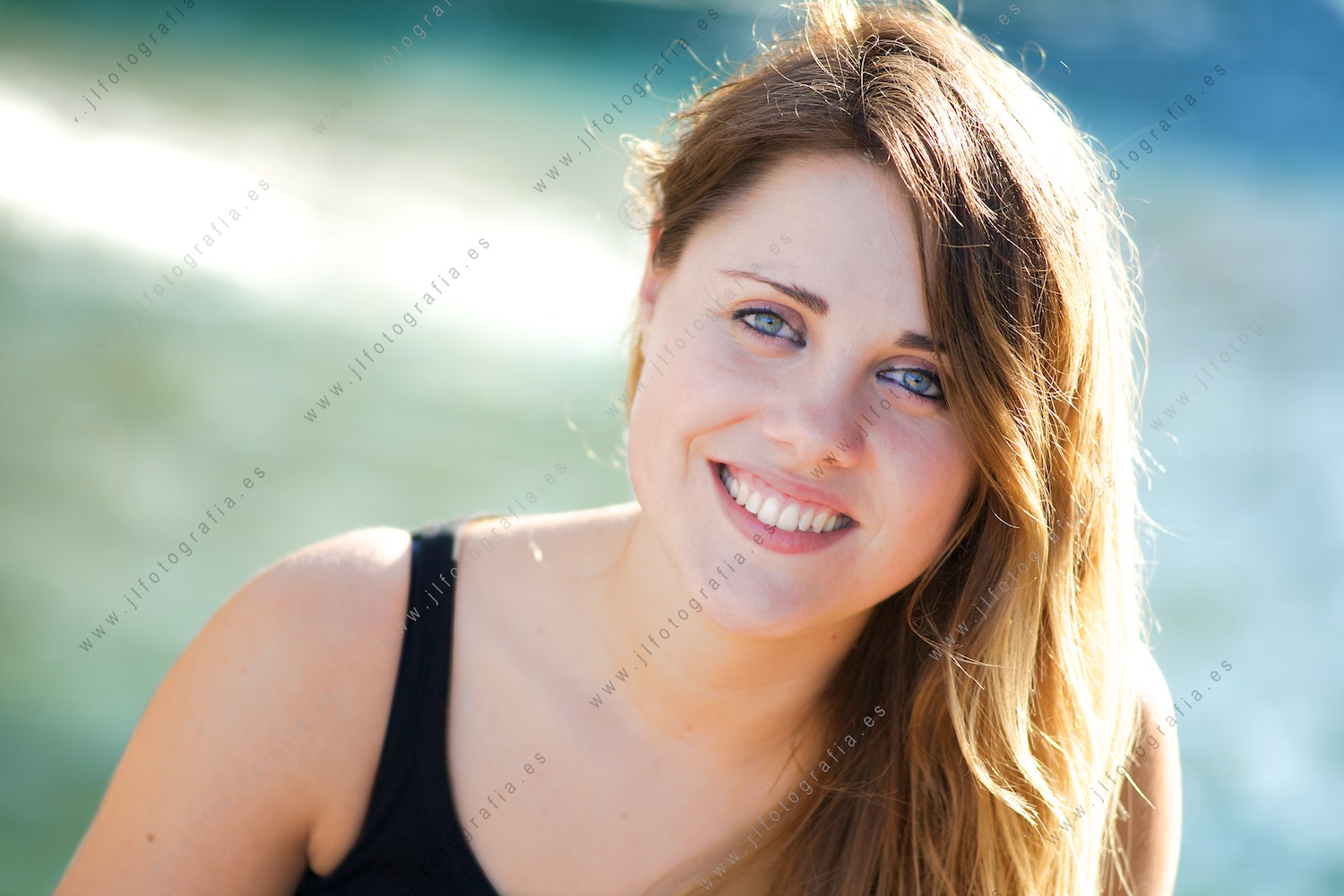 Retrato de primer plano a una chica rubia en San Juan de Gaztelugatxe