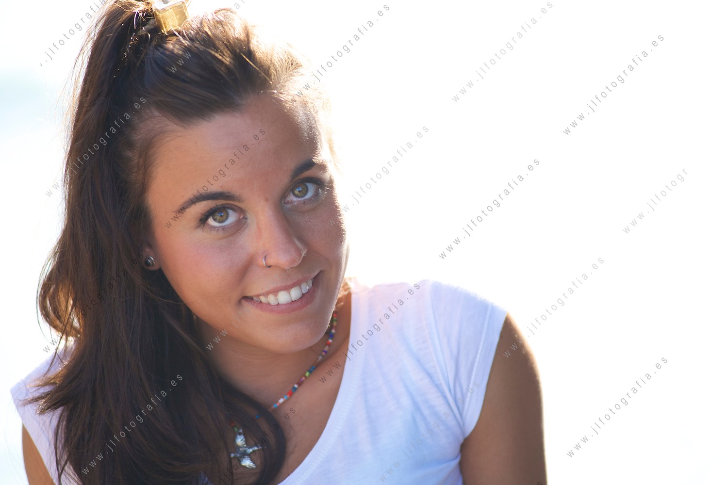 Retrato de primer plano de una joven preciosa en Bakio