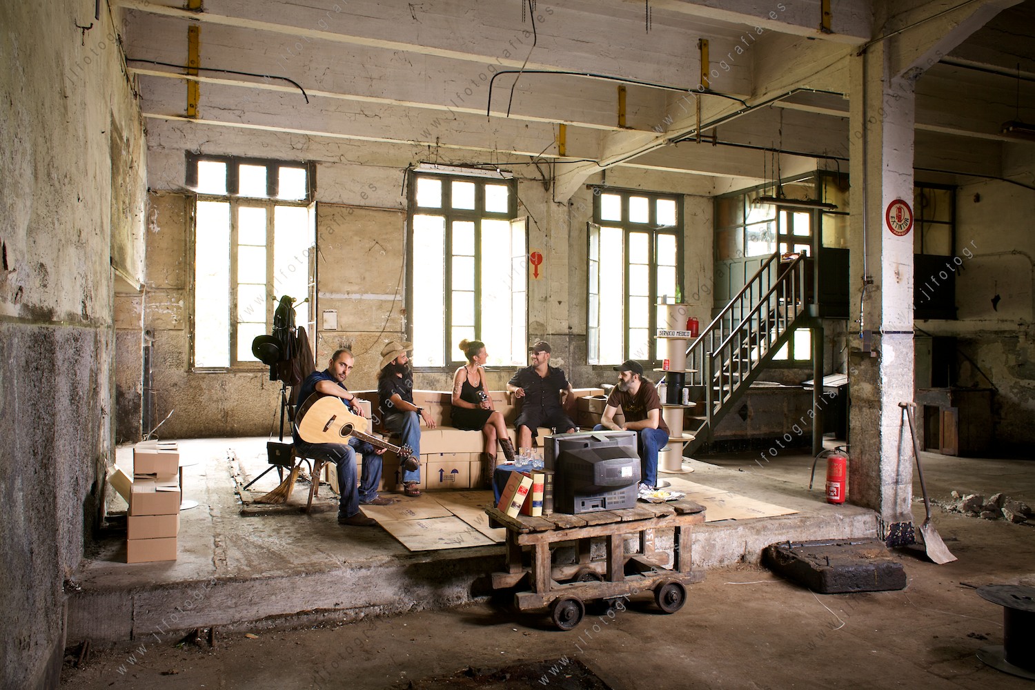 escena y escenario del posado para el nuevo disco de Jardín Infierno