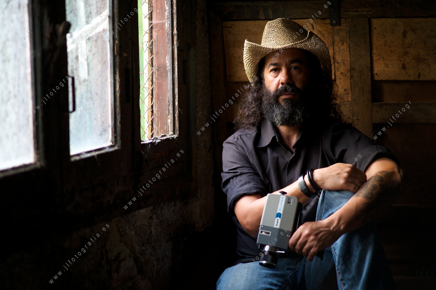 Retrato de Ricardo Manrique junto a una ventana con un tomavistas