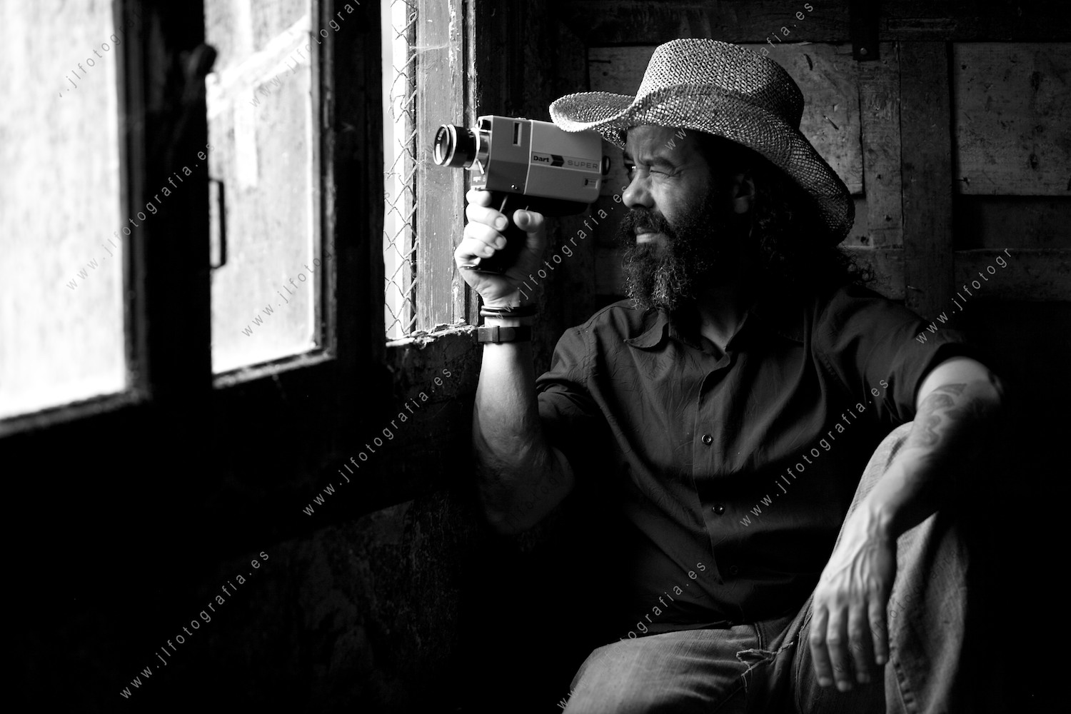 Retrato Ricardo Manrique, bajista de grupo de rock Jardín Infierno, con un tomavistas