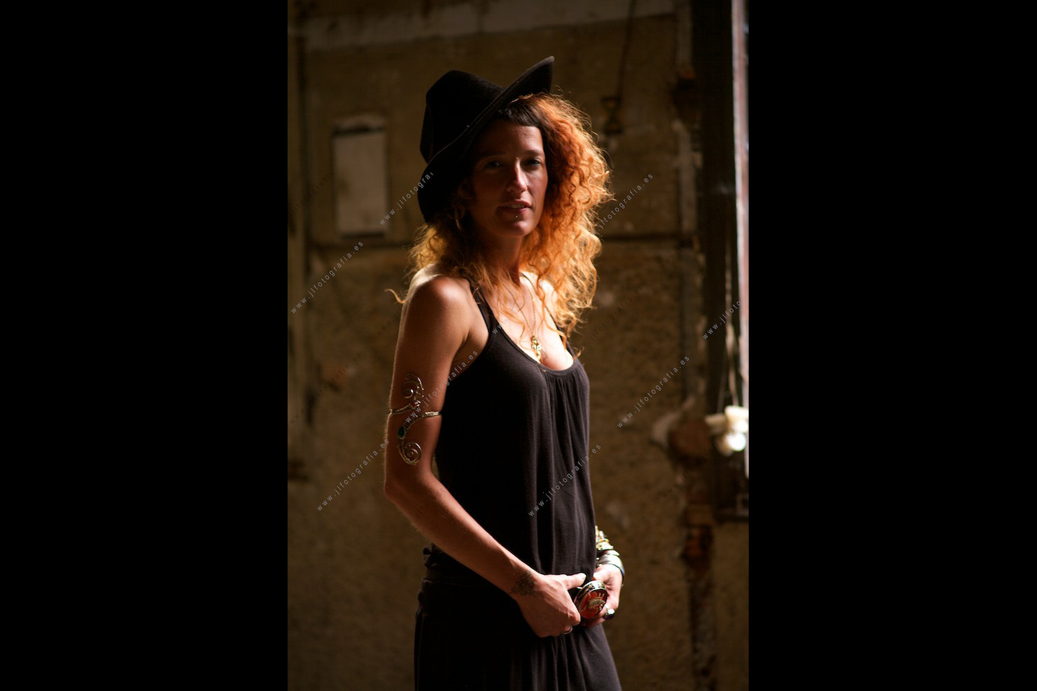 María Argüeso, posando para las fotos del nuevo disco Quién decide del grupo Jardín Infierno