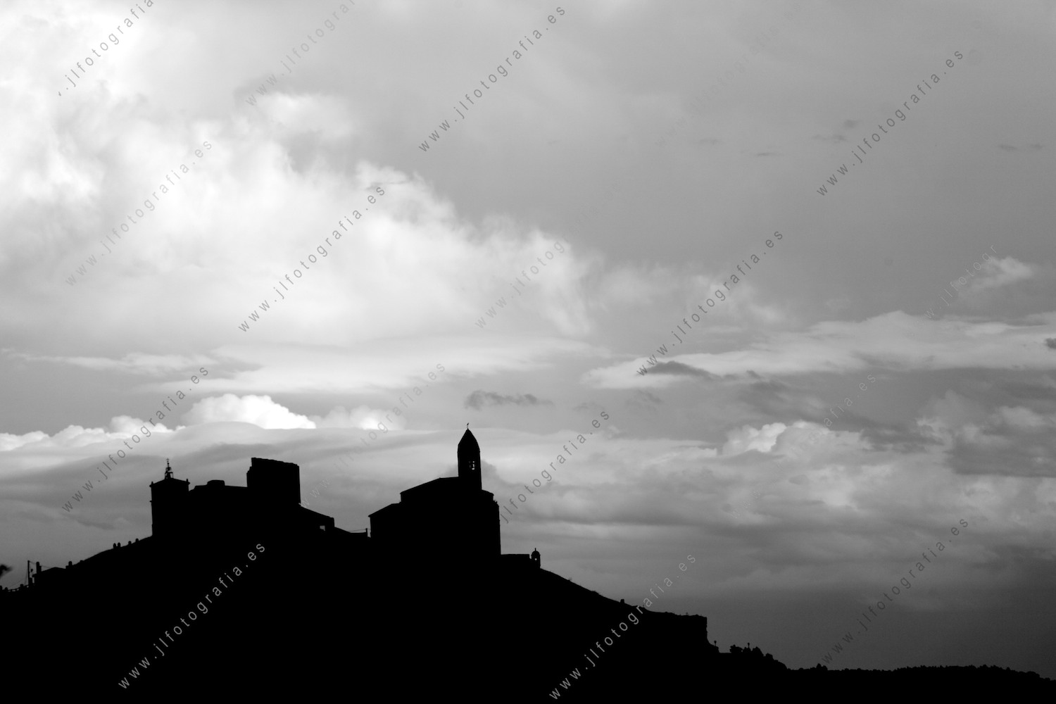 Skyline del pueblo de la Rioja alavesa, San Vicente de la Sonsierra en blanco y negro