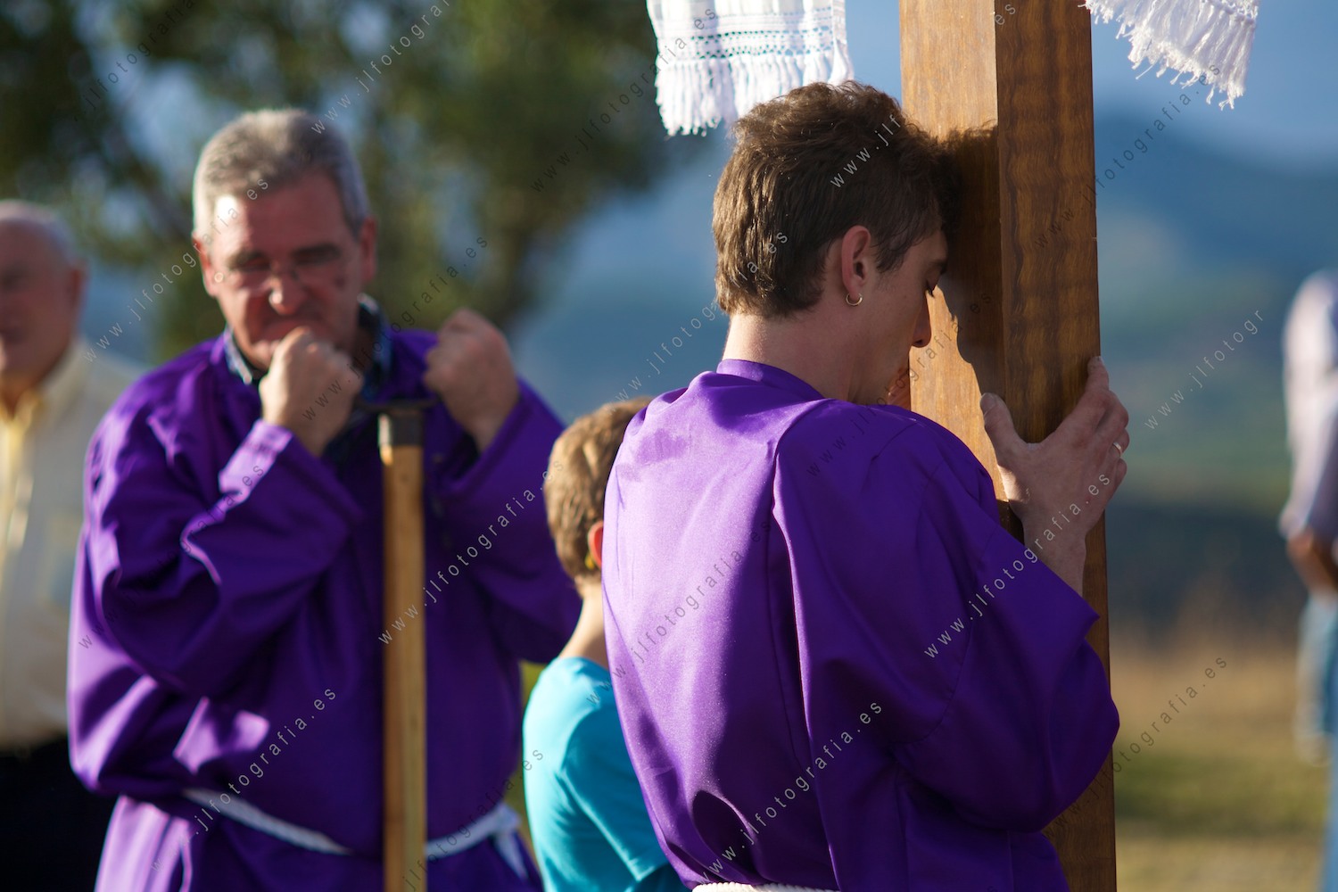 Retrato de detalle de un creyente sujetando una cruz en la procesión religiosa Los Picaos de San Vicente de la Sonsierra