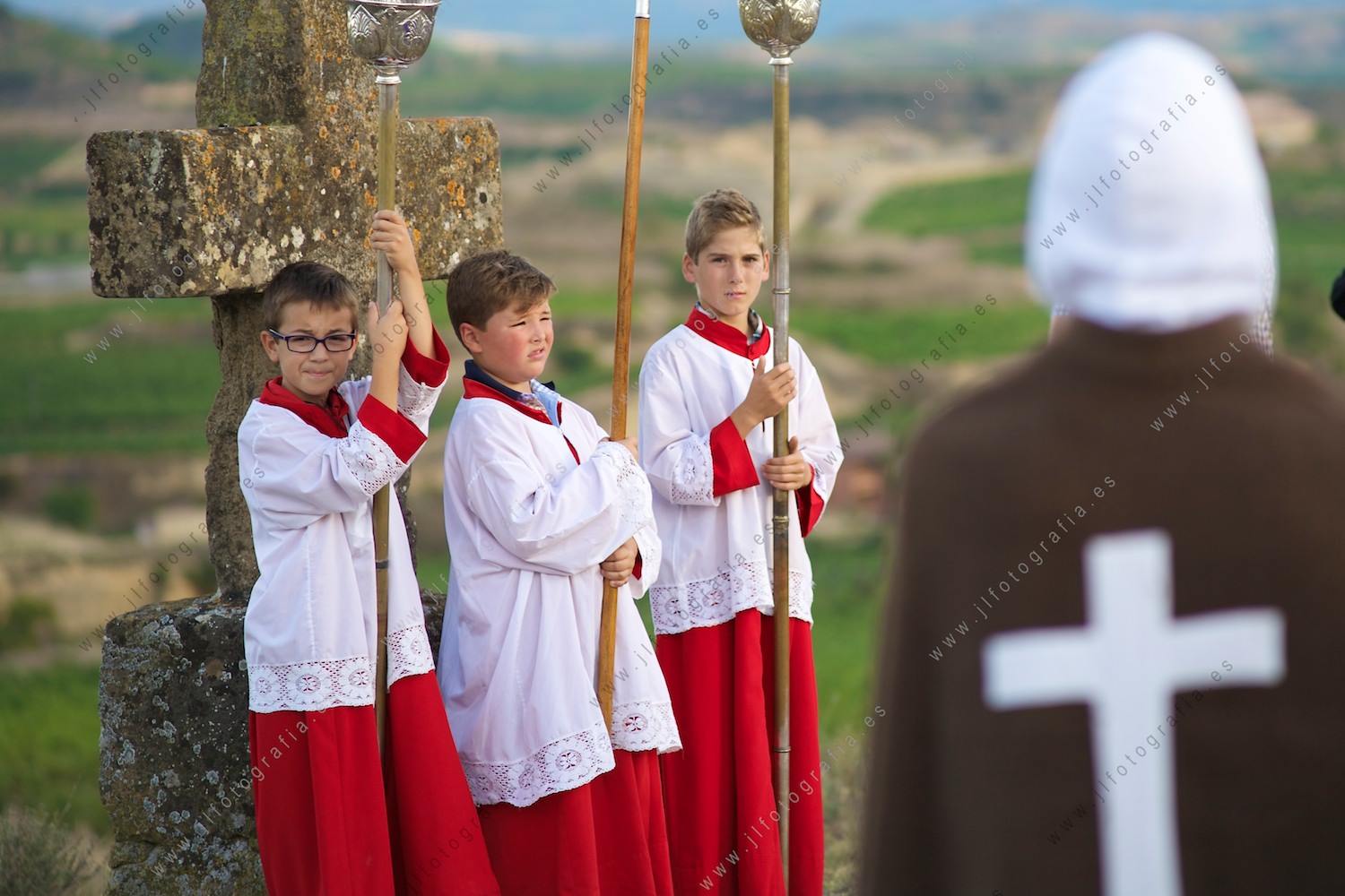 retrato de tres monaguillos en la procesión religiosa Los Picaos de San Vicente de la Sonsierra