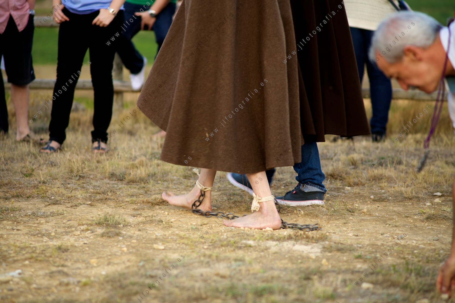 foto de detalle de los pies de los penitentes que se fustigarán con latigazos, los picaos