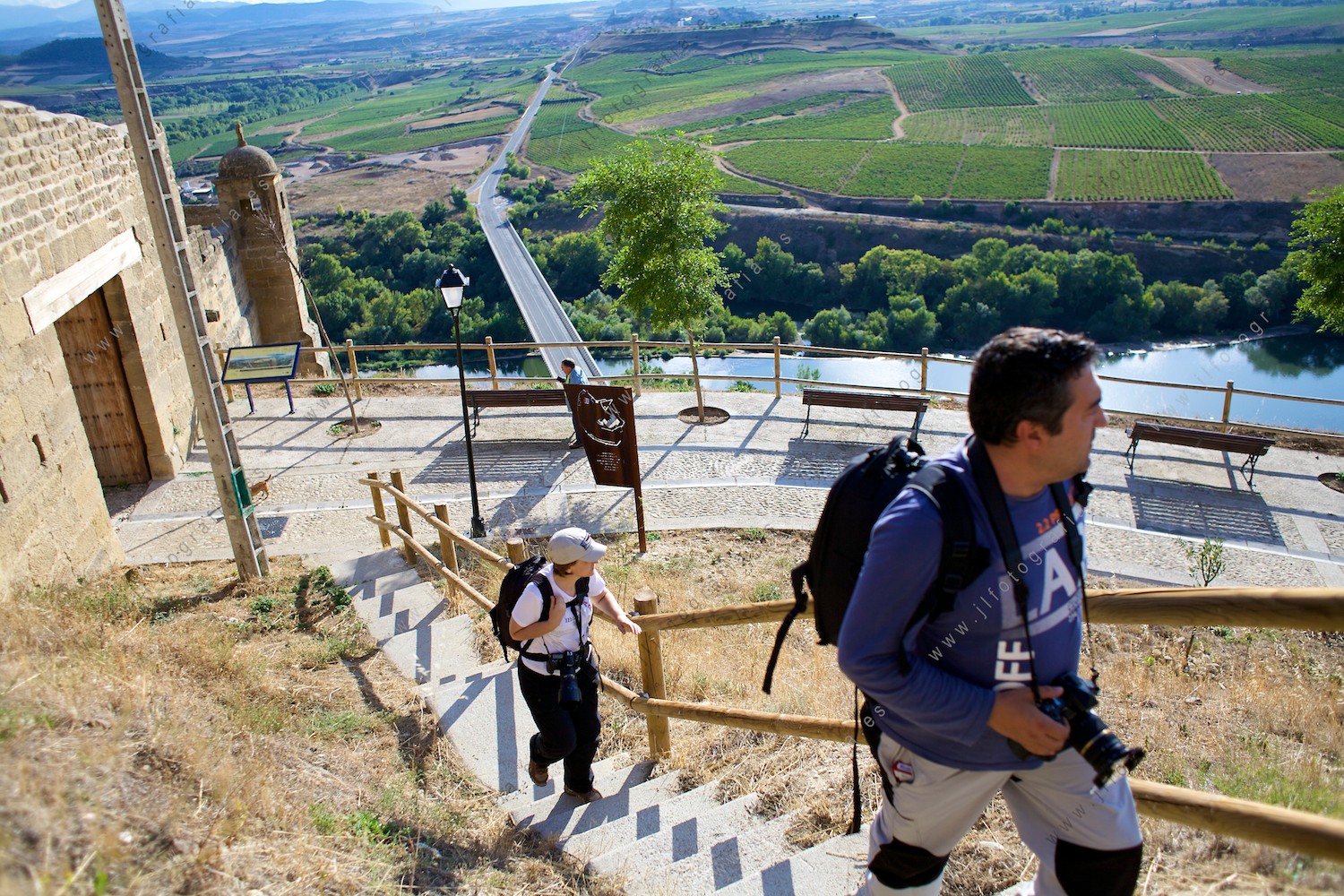 fotógrafos de Denbora subiendo las escaleras de la iglesia de san Vicente de la Sonsierra