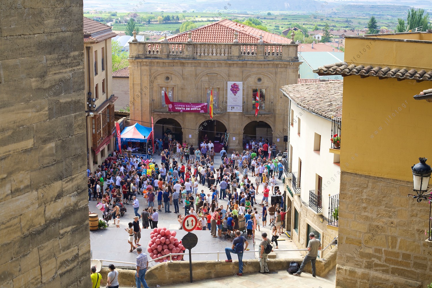 Plaza del ayuntamiento de Labastida llena de público asistente a la fiesta de la vendimia