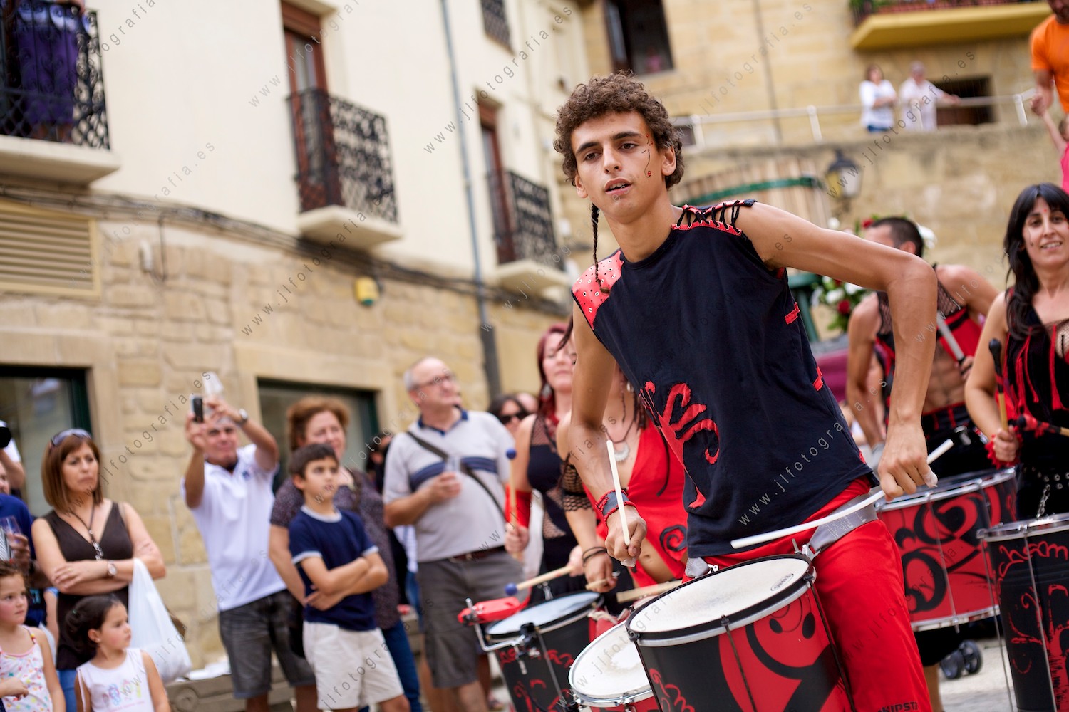 retrato de un joven de un grupo de músicos de percusión para animar la fiesta de Labastida