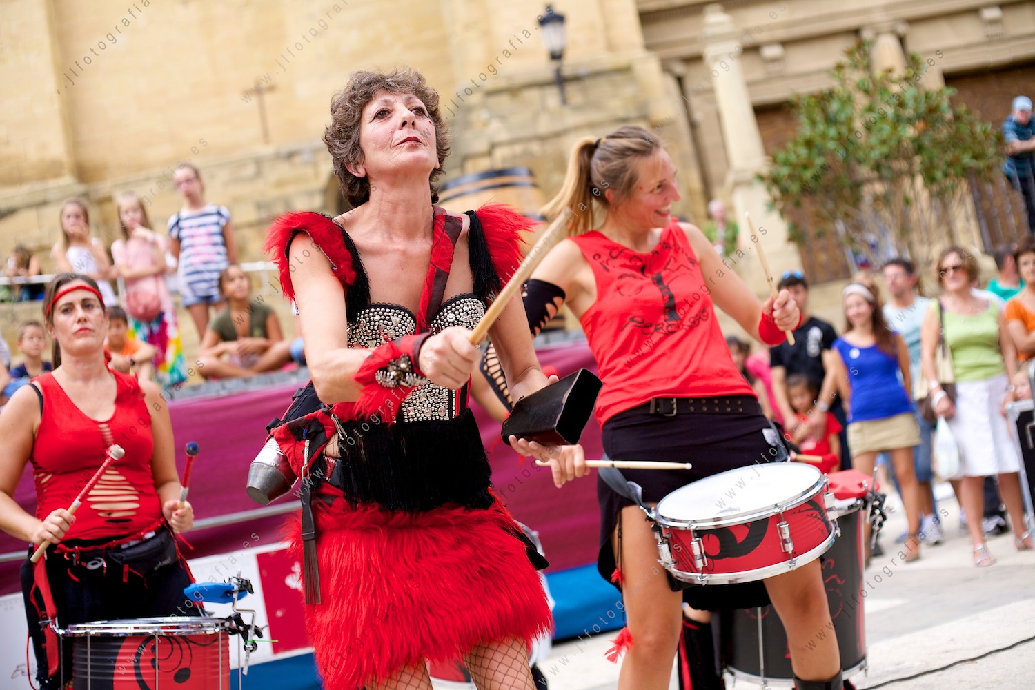 señora de un grupo de percusión animando la fiesta de la vendimia en Labastida