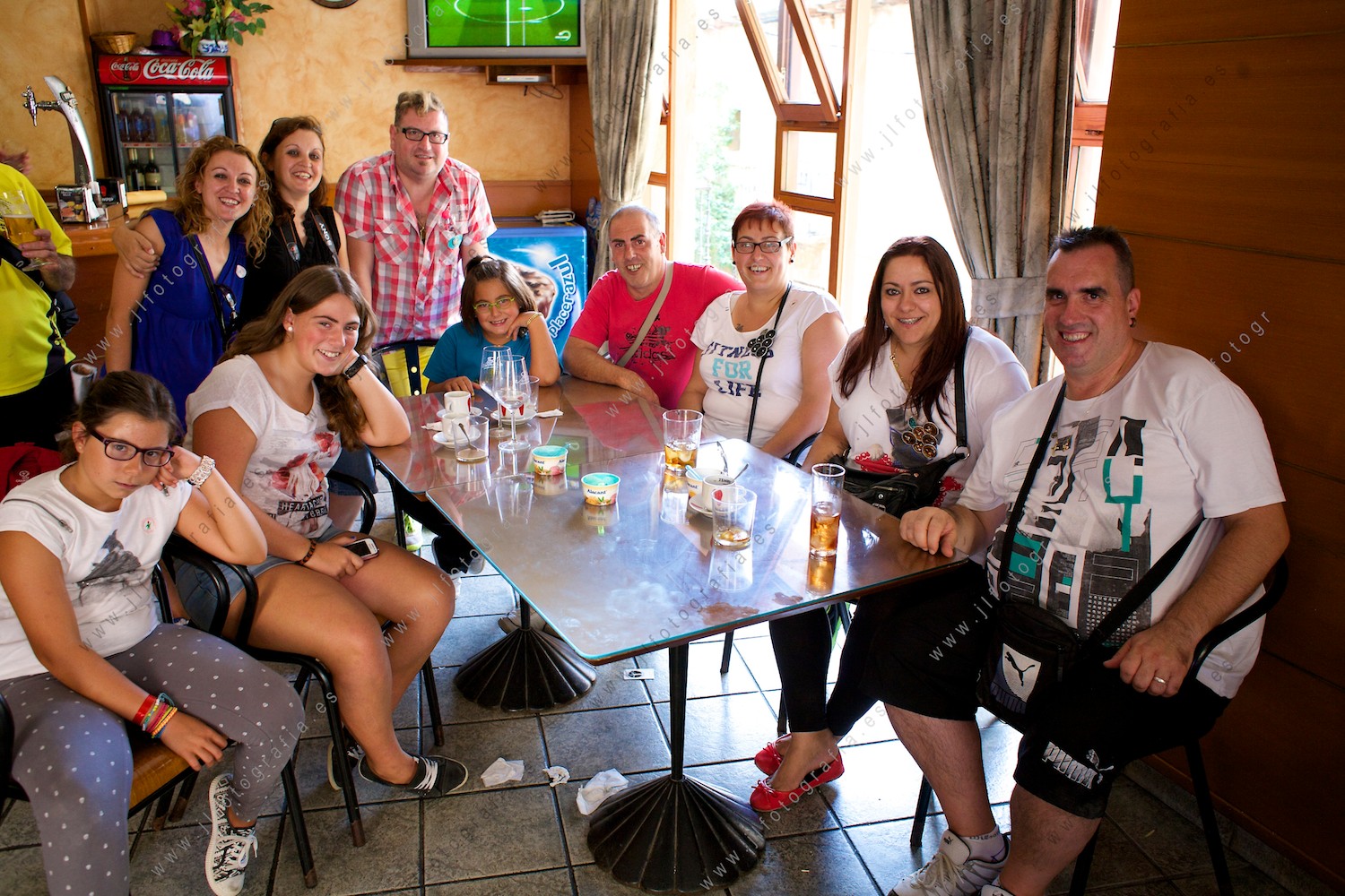 Una familia de Labastida posa para mí en un bar durante la fiesta de la vendimia