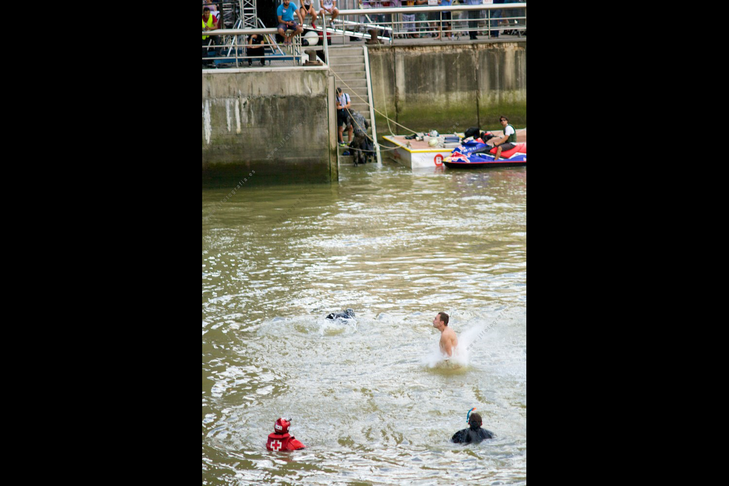 entrada en el agua en el salto del clavadista de Cliff Diving por Red Bull