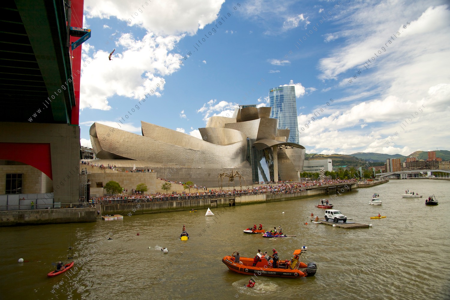 Salto desde 27 metros de alto en elpuente La salve sobre la ría Nervión en Bilbao