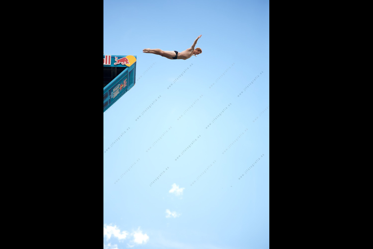 Salto del clavadista desde la plataforma en el puente la Salve de Bilbao