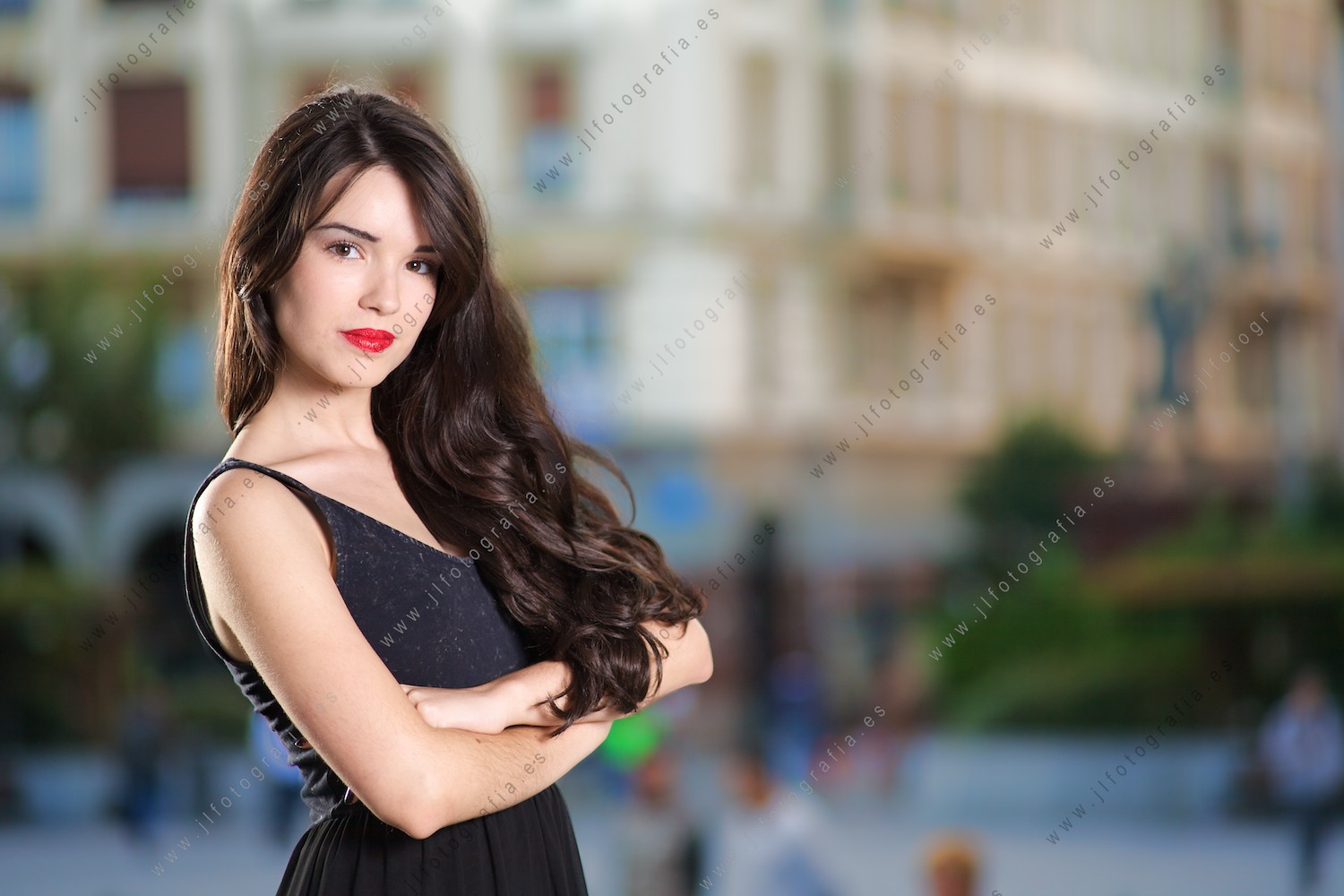 Sandra Pereda, retrato de plano medio para Denbora en la Herriko Plaza de Barakaldo
