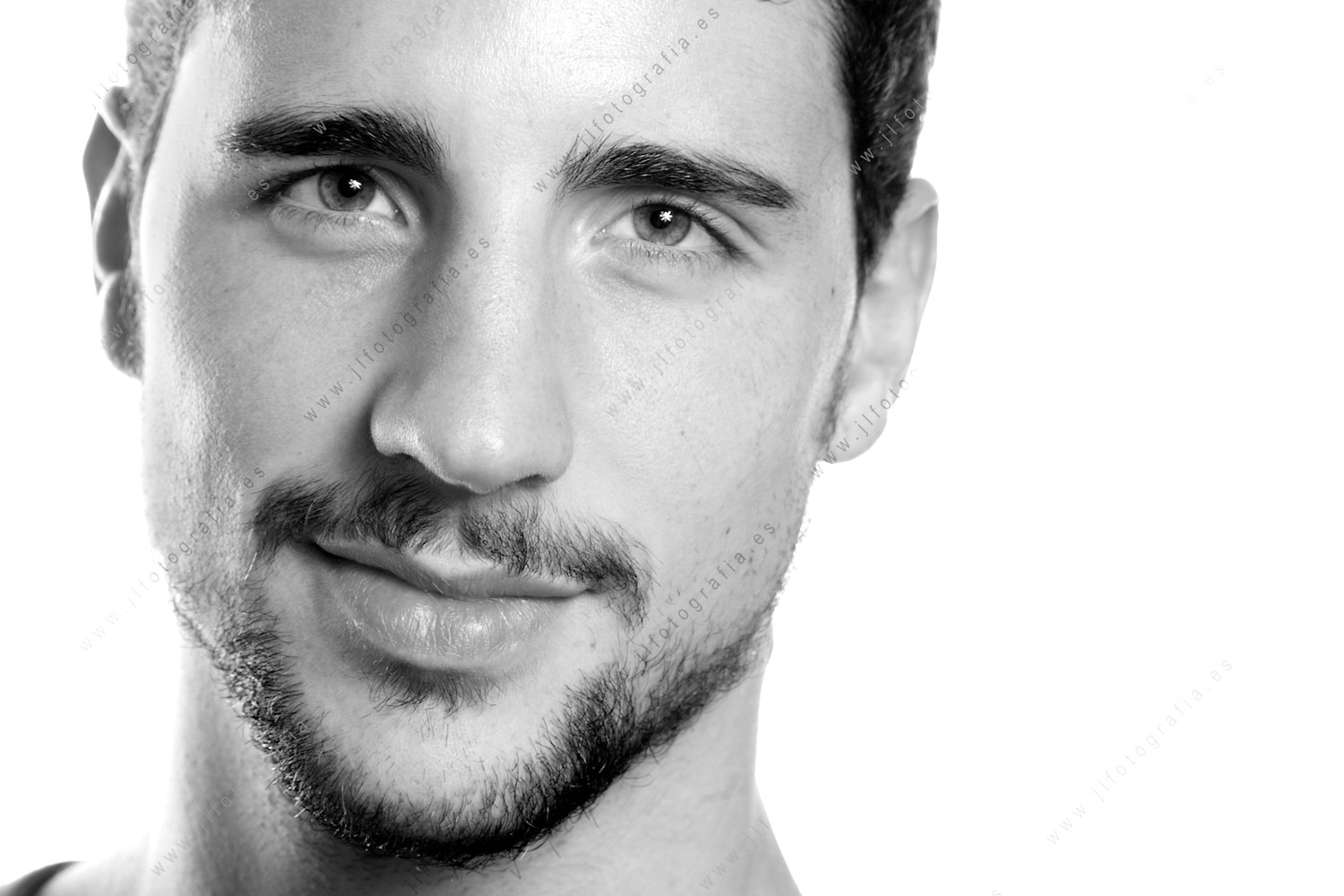 Retrato primerísimo primer plano de Unai Gutiérrez, en estudio 