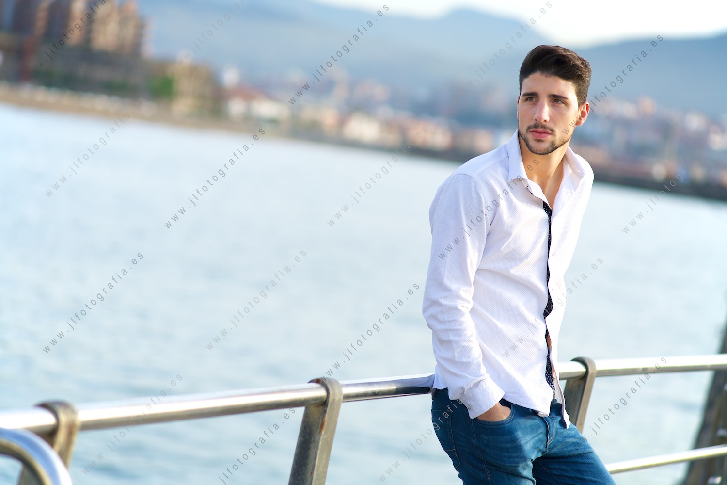 Retrato plano medio de Unai Gutiérrez en el puerto viejo de Algorta
