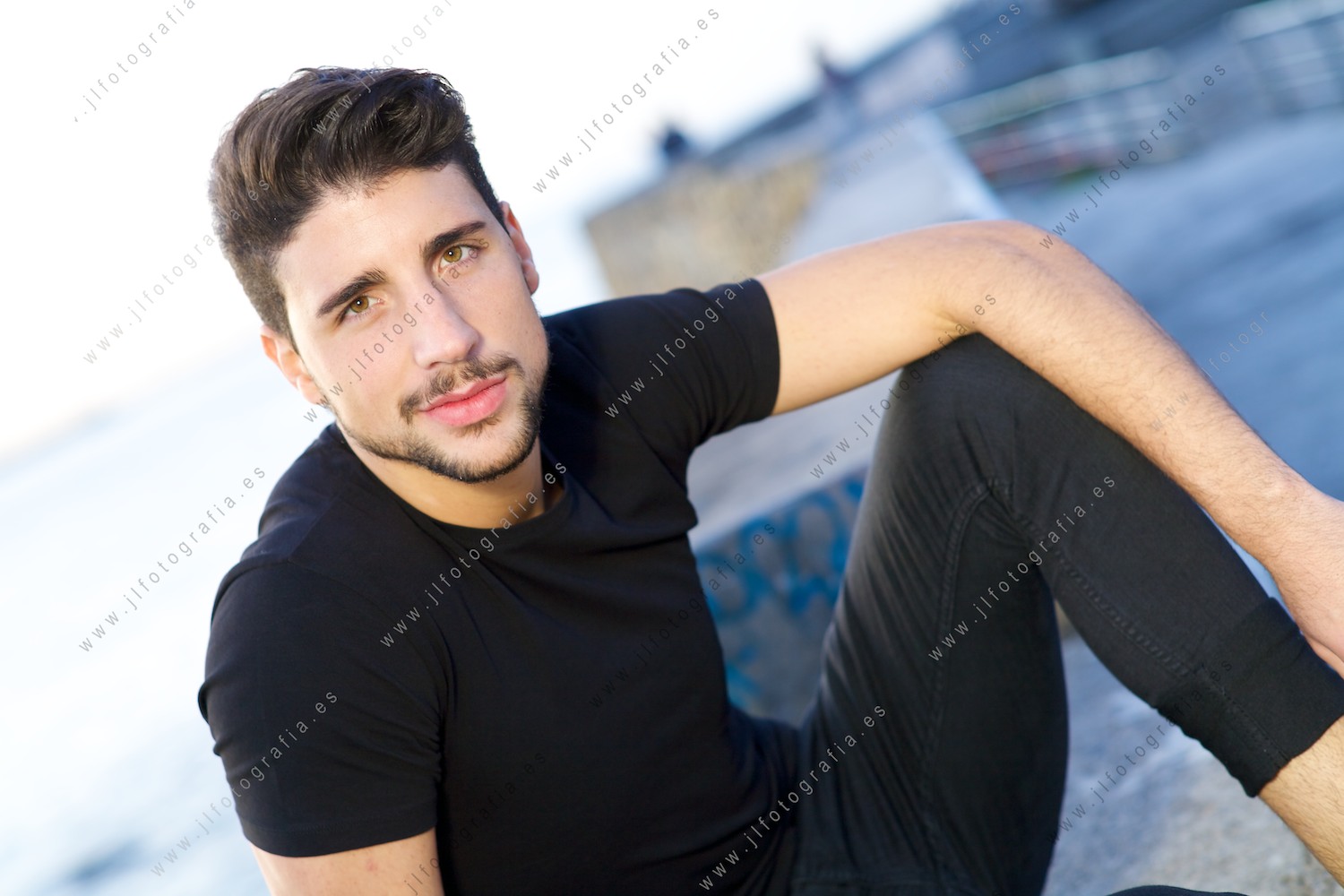 Retrato de Unai Gutiérrez en exterior