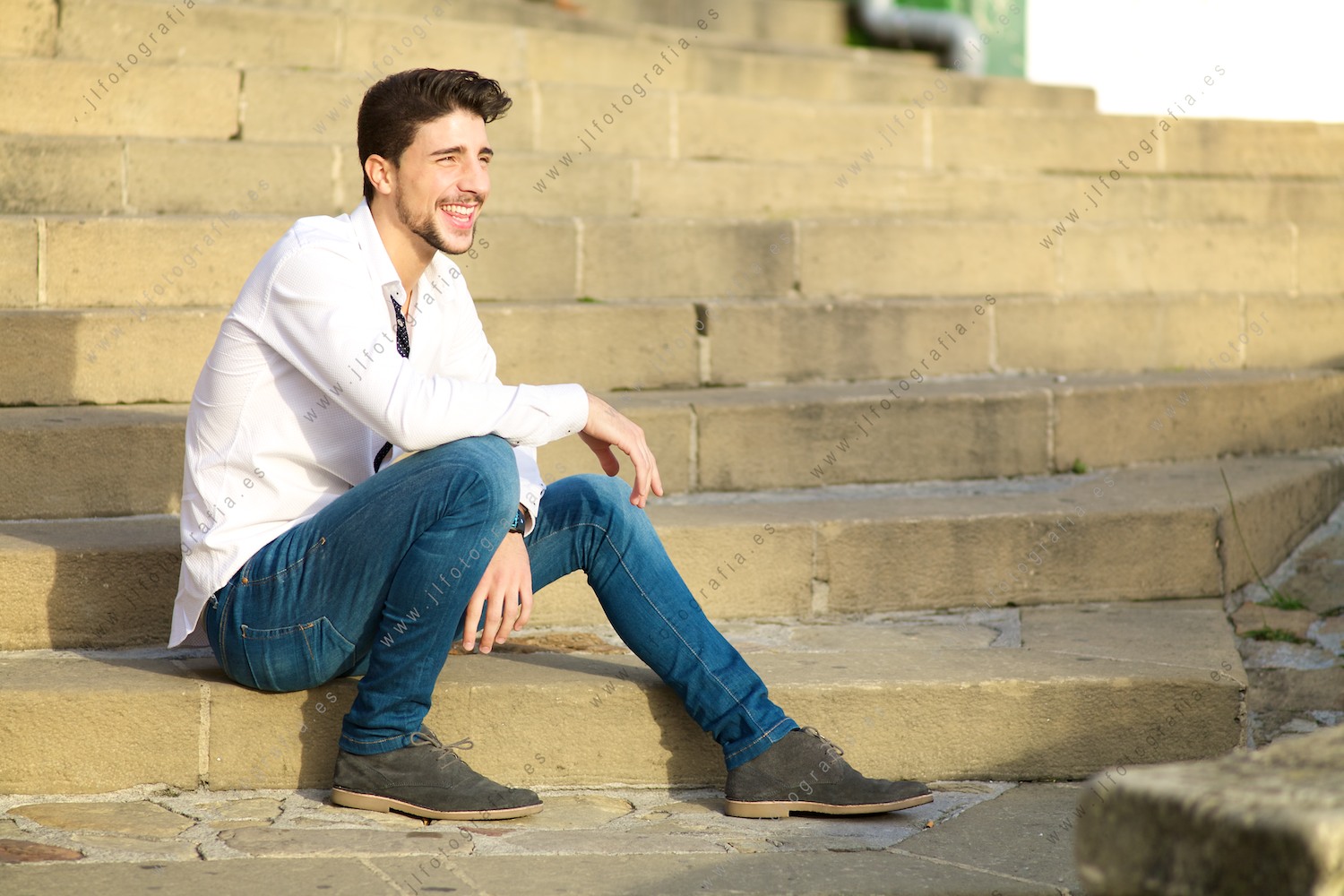 Retrato de Unai Gutiérrez, modelo profesional en las escaleras de Algorta
