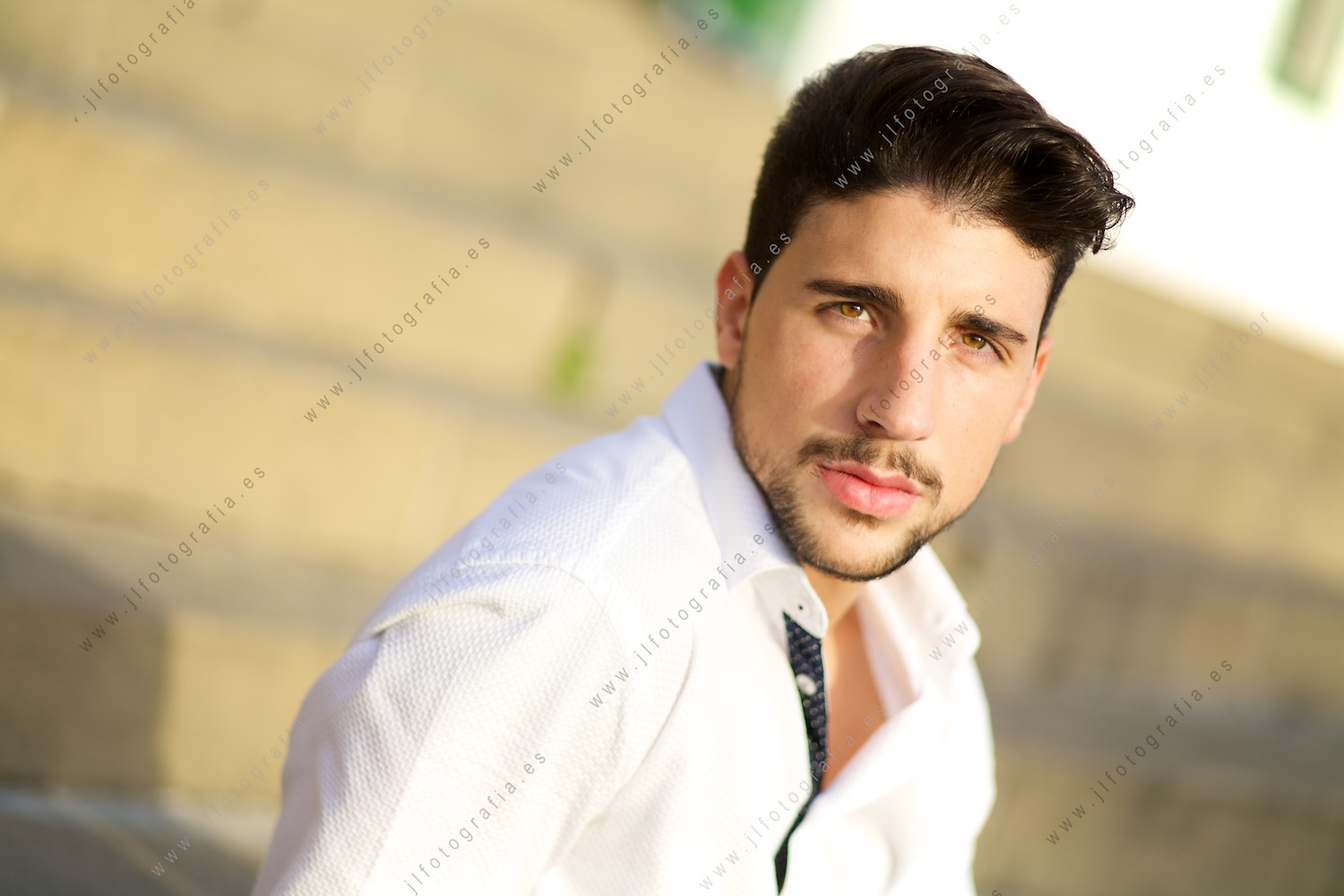 Retrato de primer plano de Unai Gutiérrez en exterior