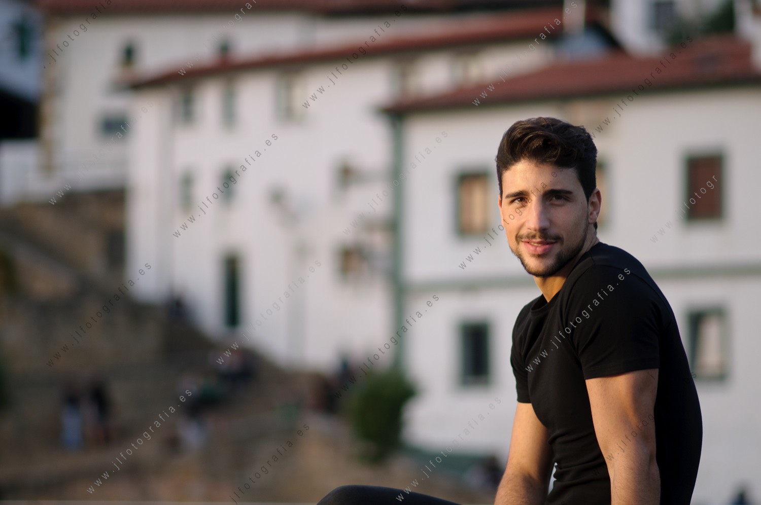 Retrato de primer plano de Unai Gutiérrez con el pueblo de Algorta de fondo