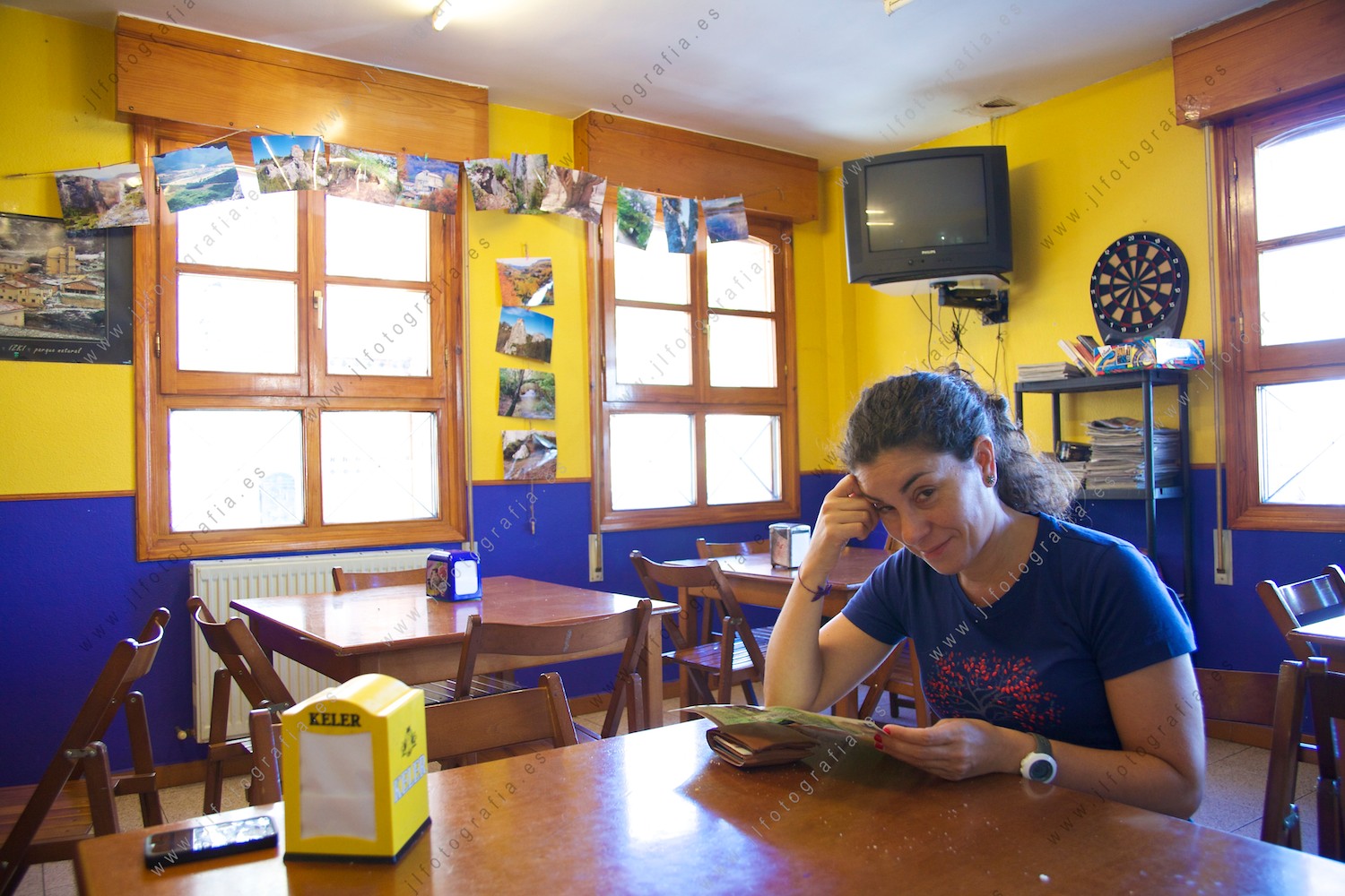 Retrato de plano medio, tras la mesa del bar en Korres 