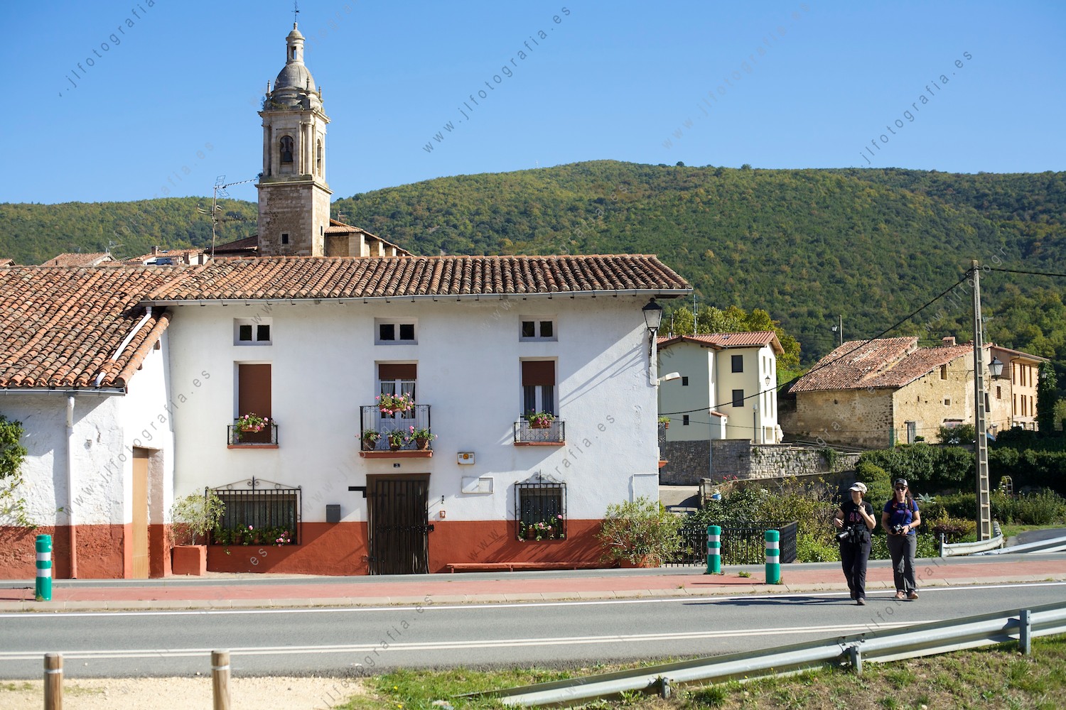 cruzando la carretera dejando Antoñana detrás