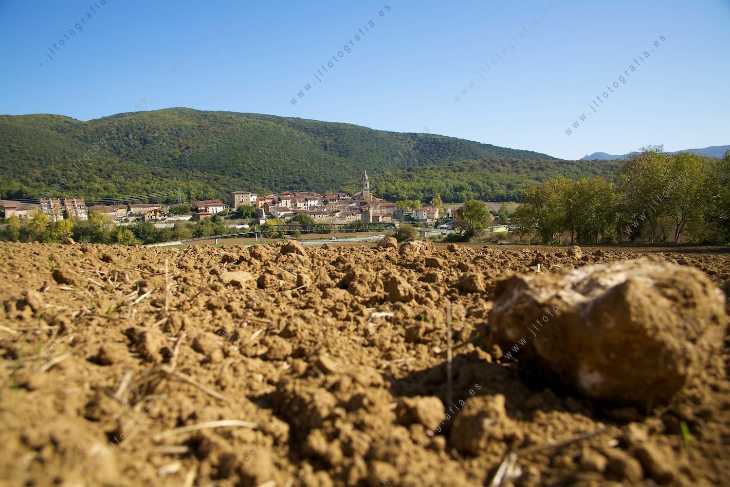 paisaje y panorámica de Antoñana, pueblo de Araba, desde el campo sembrado de patatas