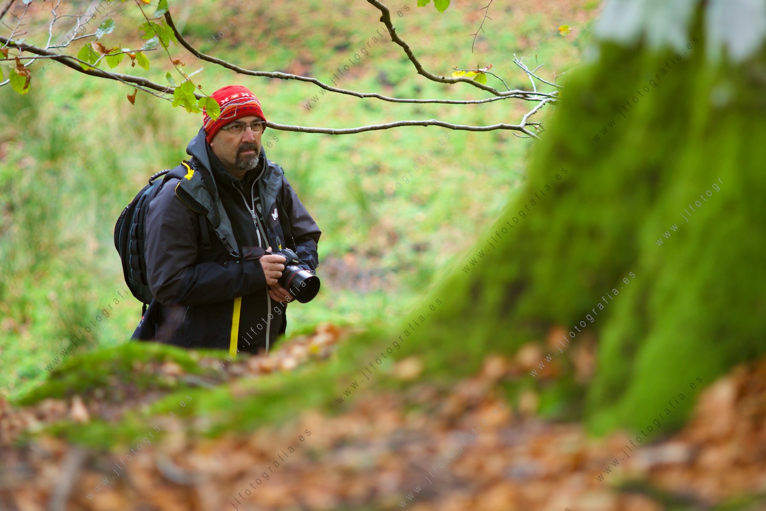 Koldo, socio de Denbora, retrato de plano medio en el bosque de Itxina