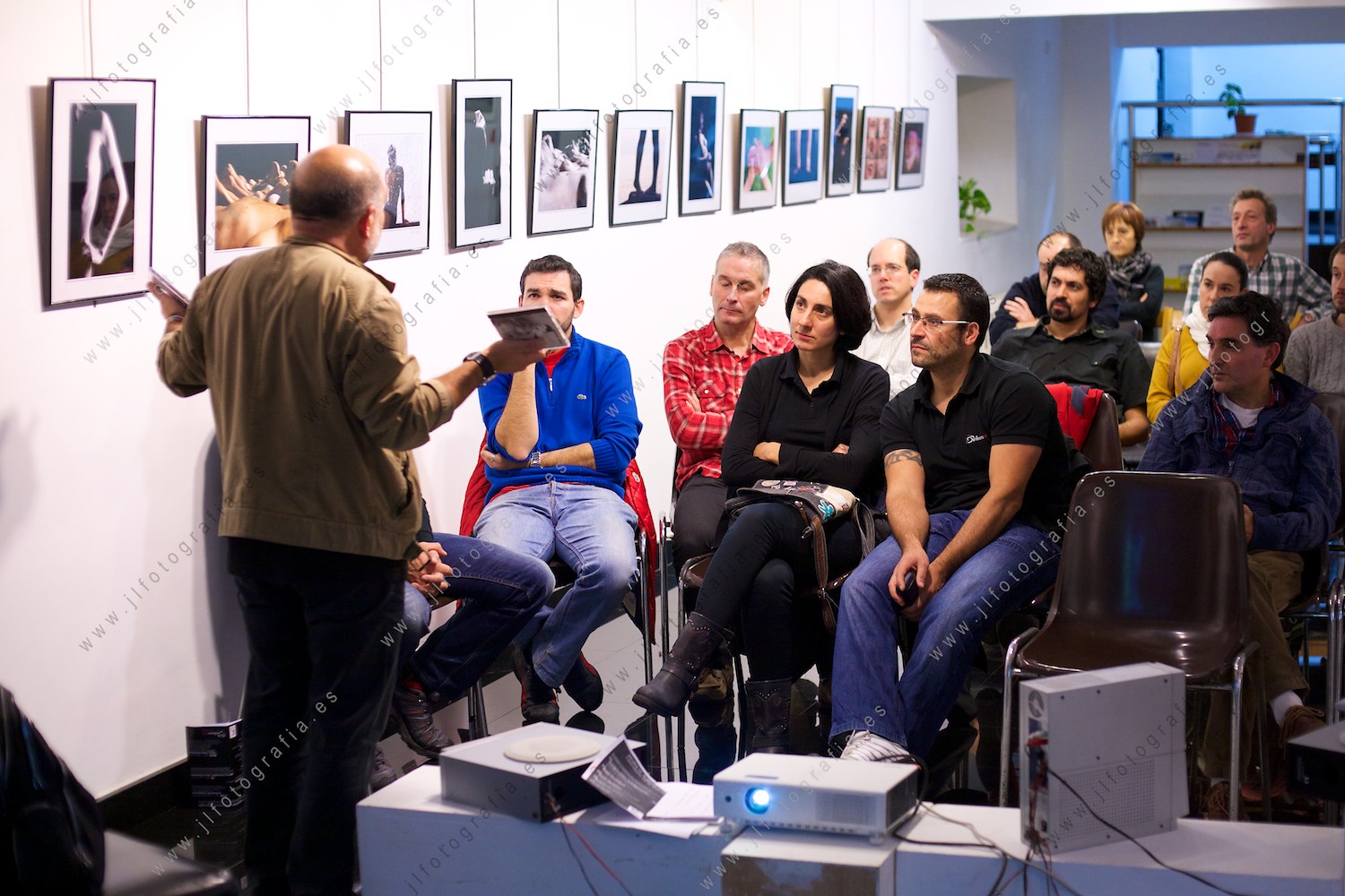 El fotógrafo de Barakaldo, Jesús Miranda frente a los socios de Denbora en la sala de exposiciones