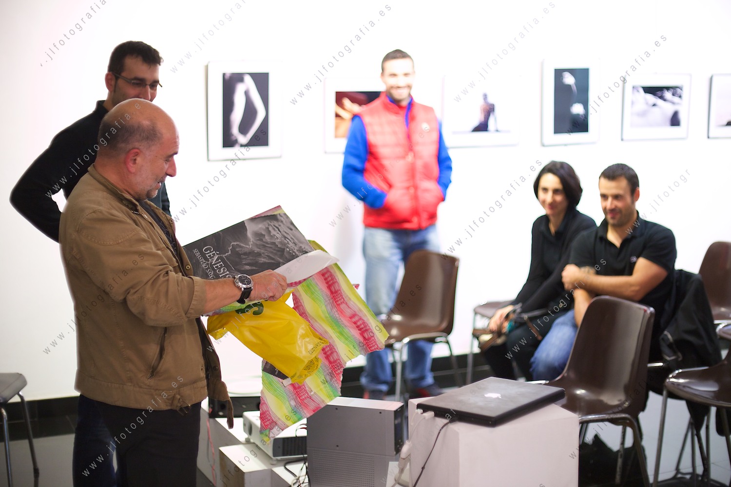 El fotógrafo de Barakaldo, Jesús Miranda recibiendo el regalo de Denbora por su participación, el libro de Sebastiao Salgado, Génesis