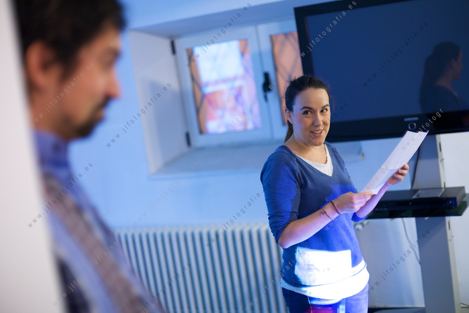 la artista de Barakaldo Marina Gondra presentando al fotógrafo Iñigo Escalante en una de las jornadas de la quincena fotográfica de Denbora
