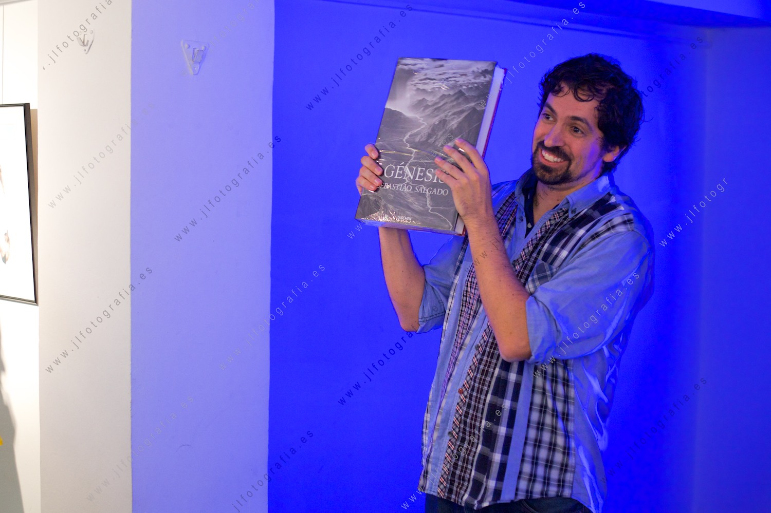 Iñigo Escalante con el regalo de Denbora a todos sus ponentes, el libro Génesis de Sebastiao Salgado