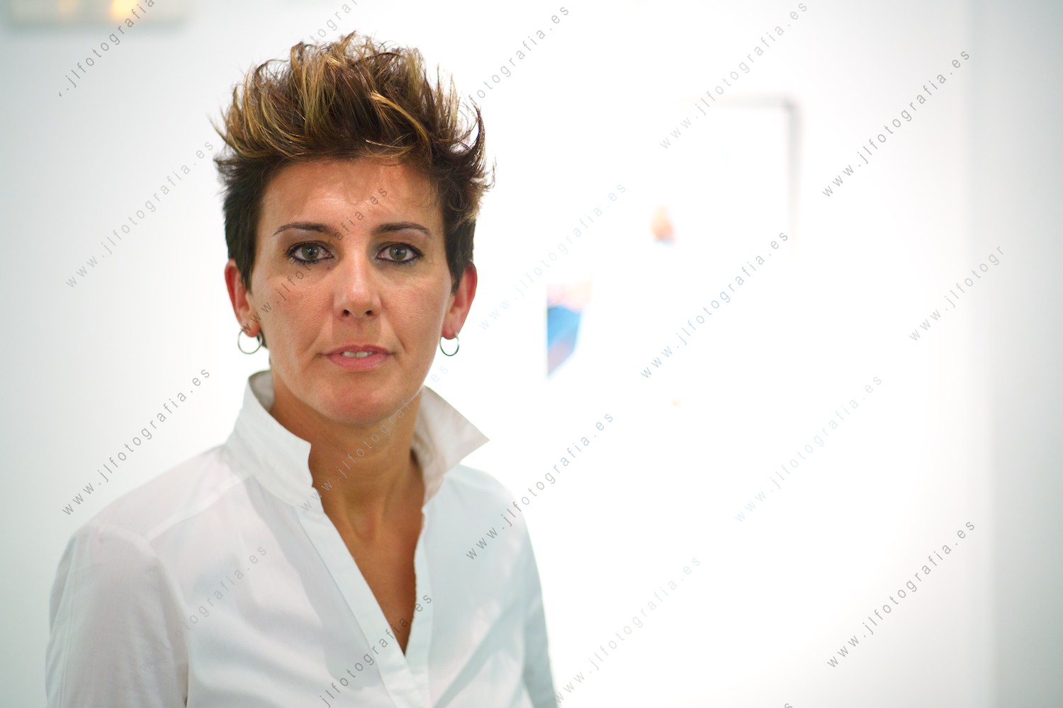 la fotógrafa de paisajes, Raquel de Castro, retrato de primer plano en la sala de exposiciones de Barakaldo
