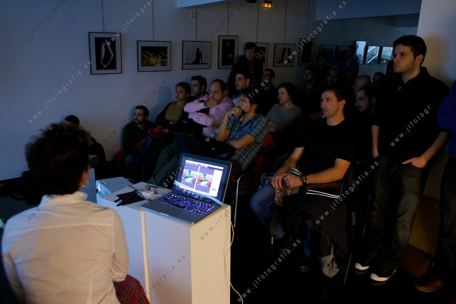 momento de la proyección de fotografías de Raquel de Castro