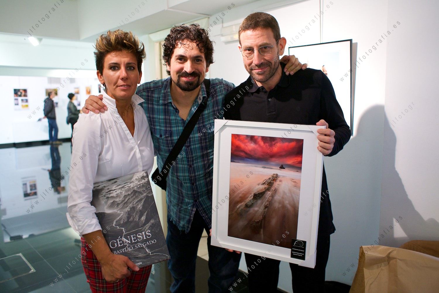 Alex Garai, junto a Iñigo escalante, recibiendo el regalo de Raquel de Castro, un magnífico cuedro de uno de sus paisajes