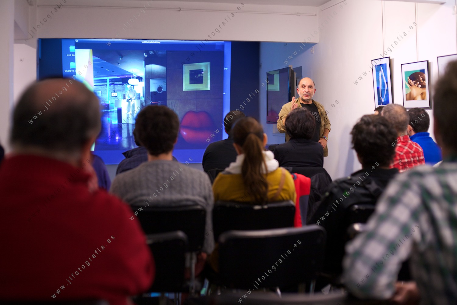 El fotógrafo de Barakaldo, Jesús Miranda exponiendo su obra frente al público asistente a la charla debate
