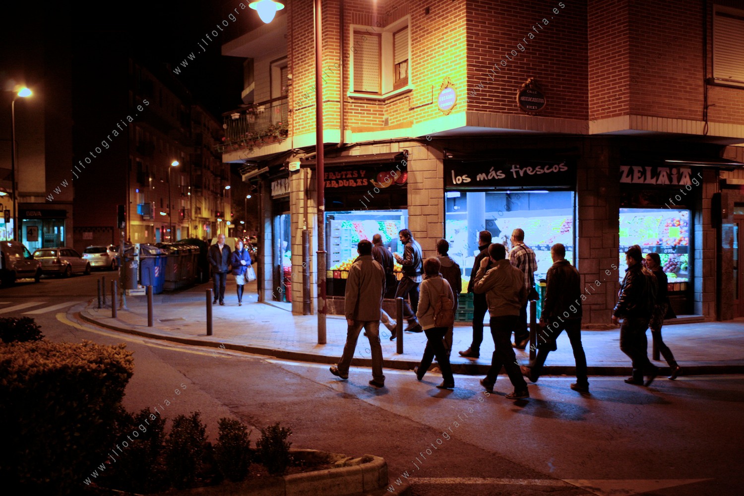Grupo de socios de Denbora, caminando hacia el Novotel para cenar 