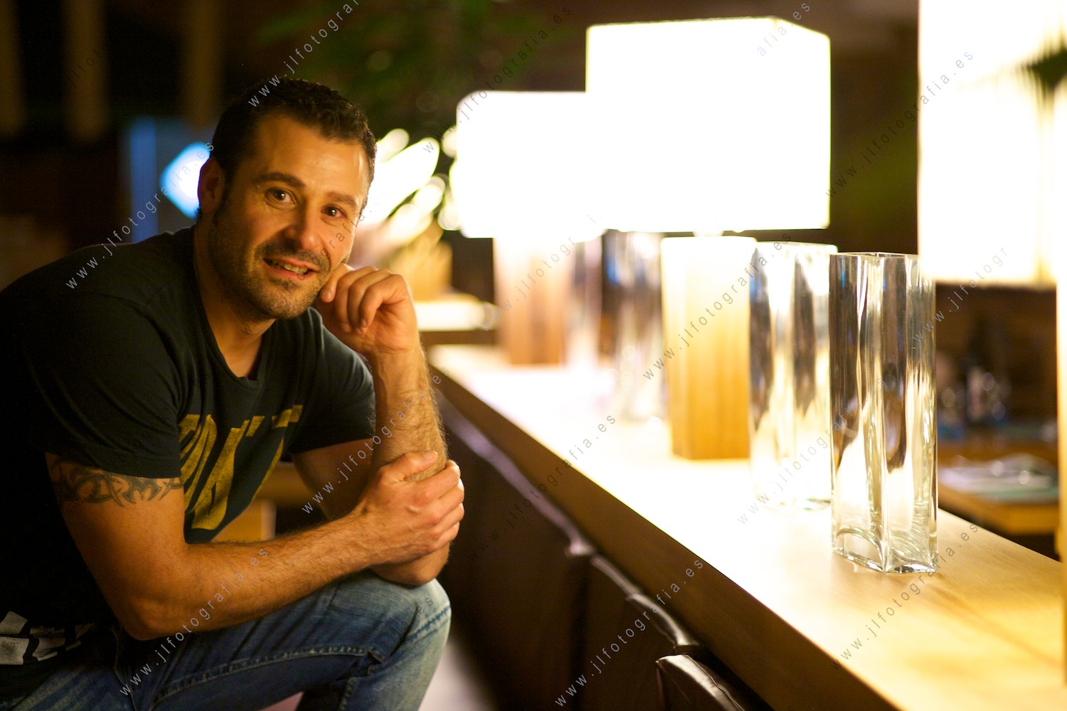 Simón, fotógrafo socio de Denbora, posando para retrato en Novotel