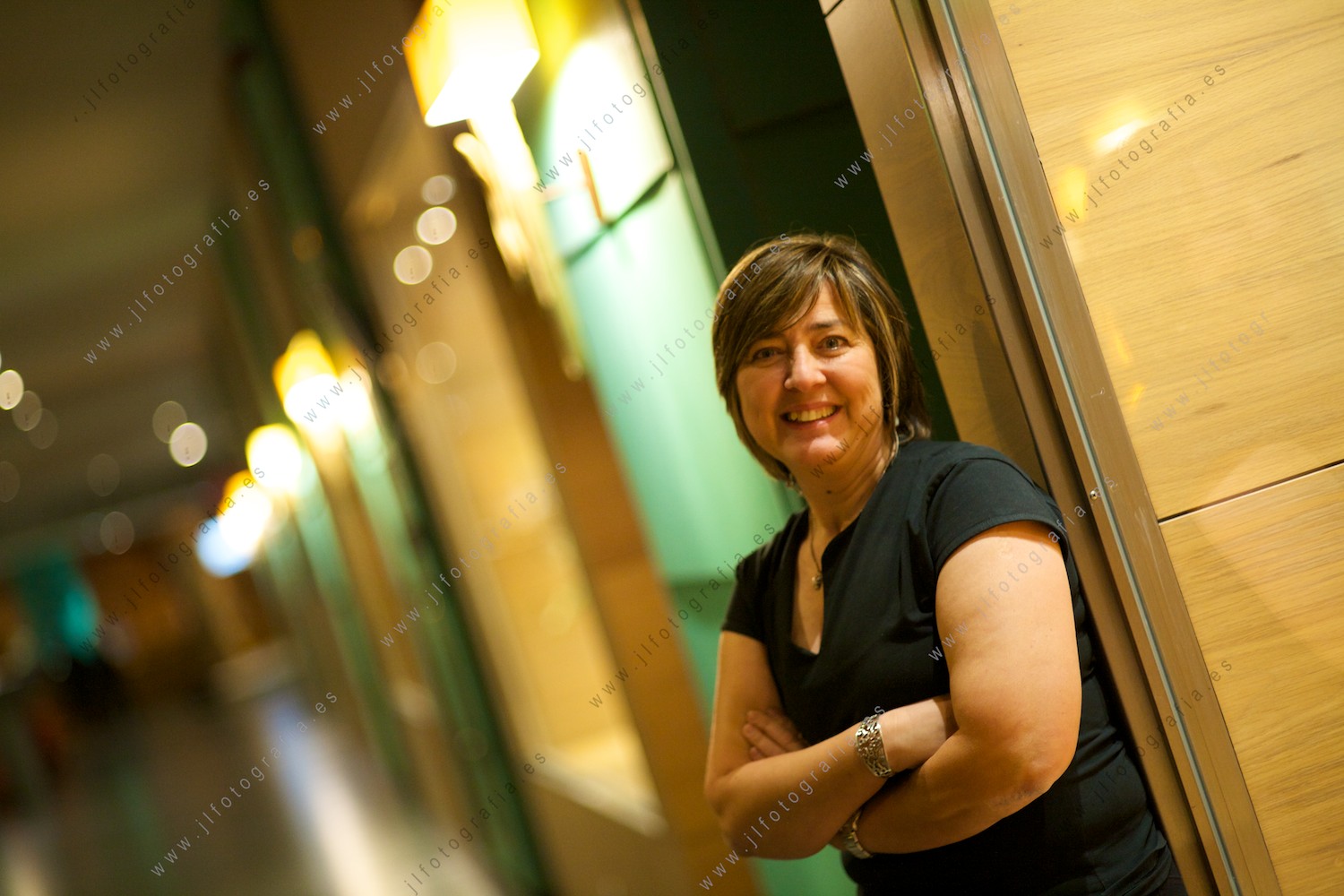 Mila, socia fotógrafa aficionada de Denbora, posando en el pasillo del hotel Novotel