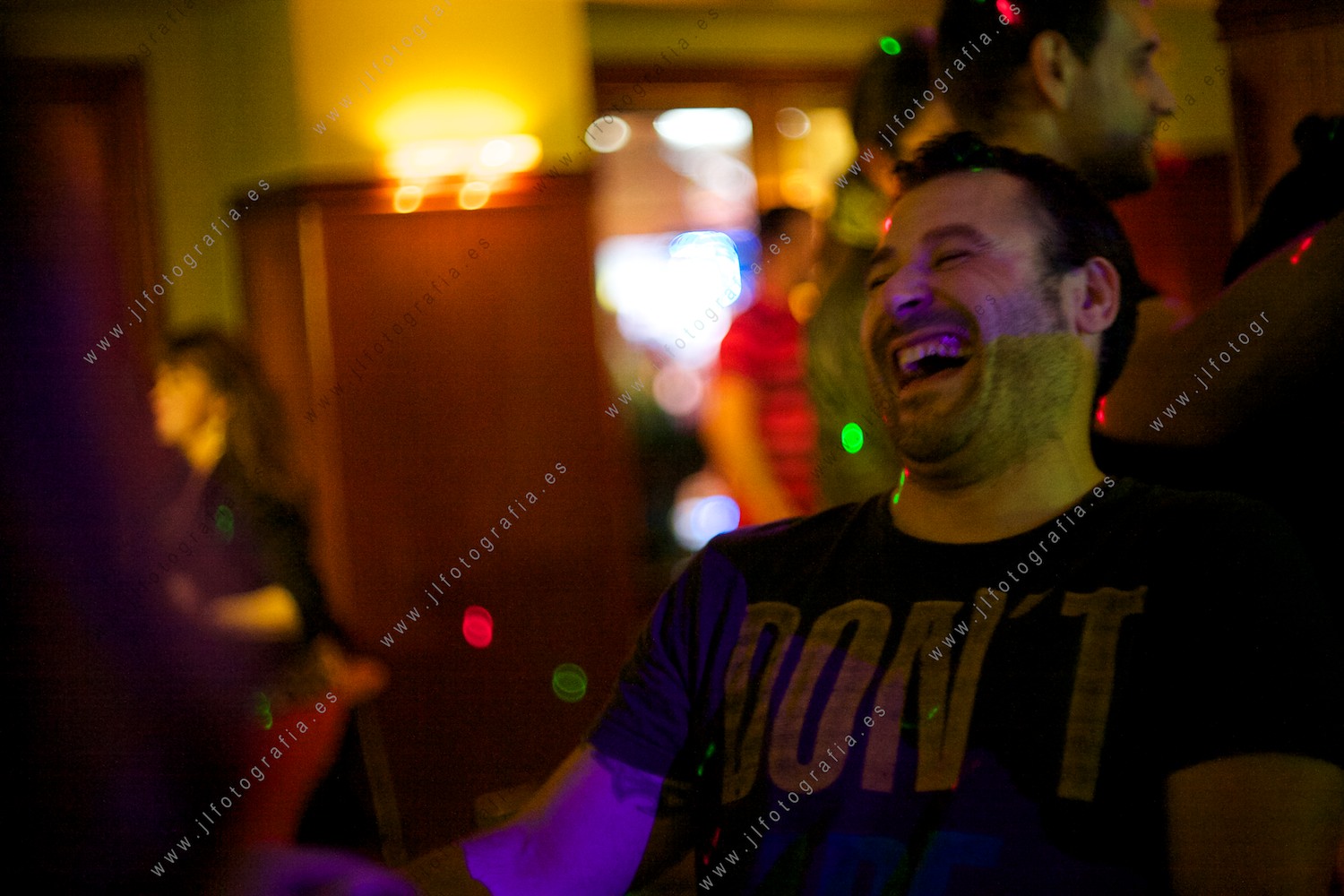 retrato de Simón en un bar, que no para de reirse