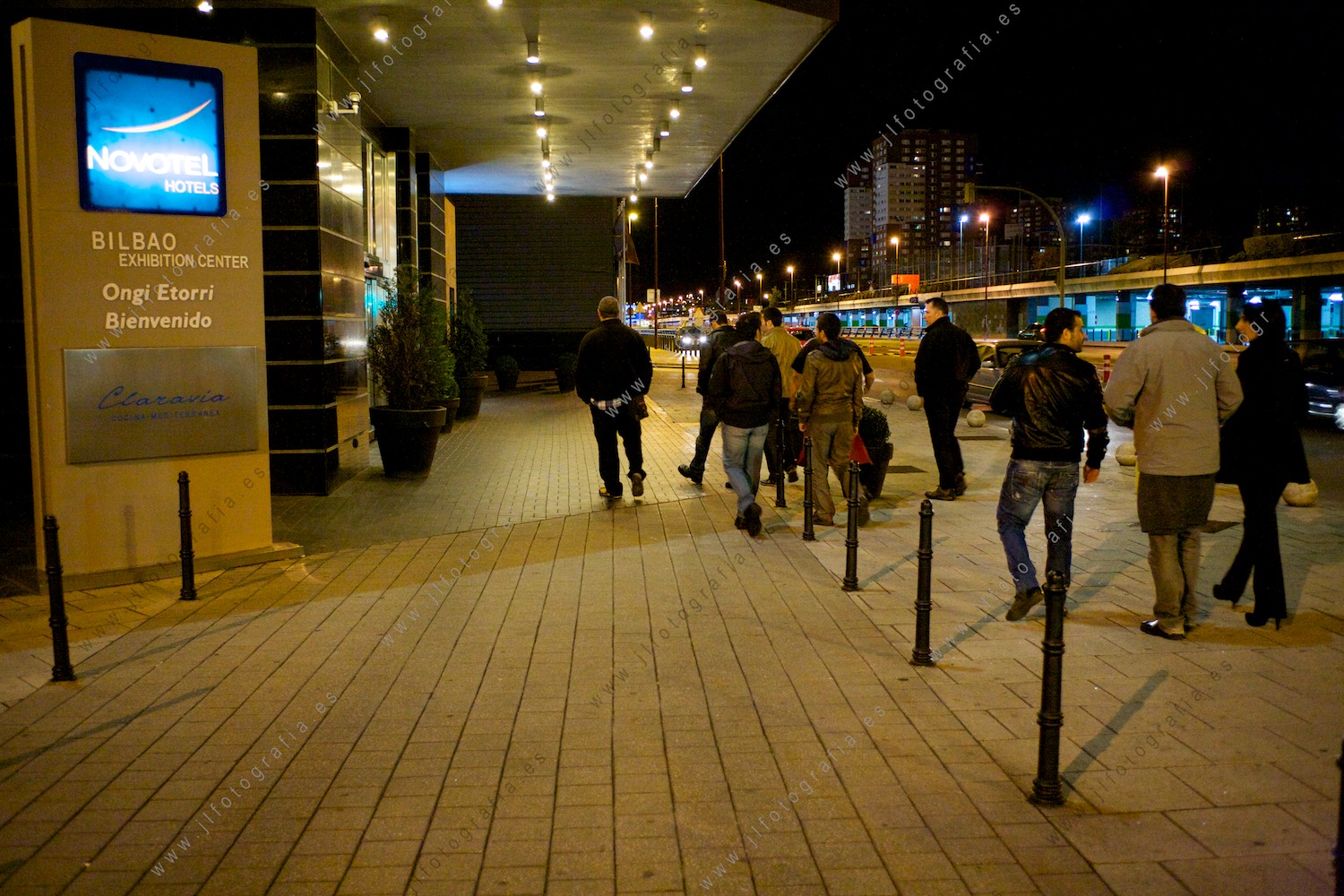 Llegando a la entrada del Novotel 