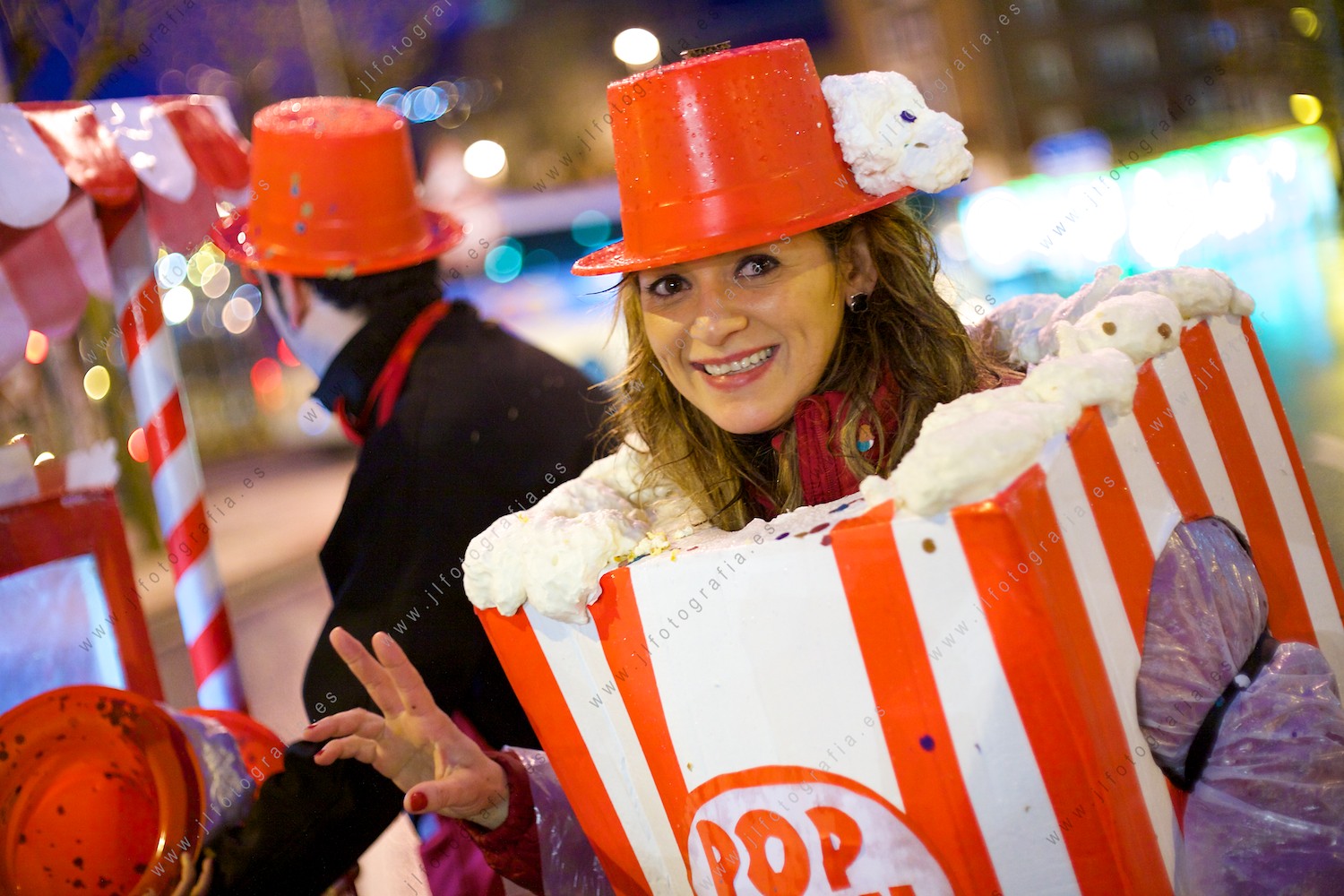 Carnaval de Barakaldo, señorita disfrazada de caja de palomitas extra grande.